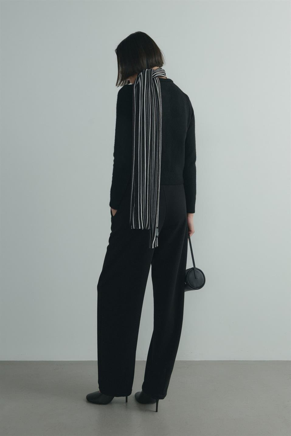 Siyah Wave Çizgili Atkı