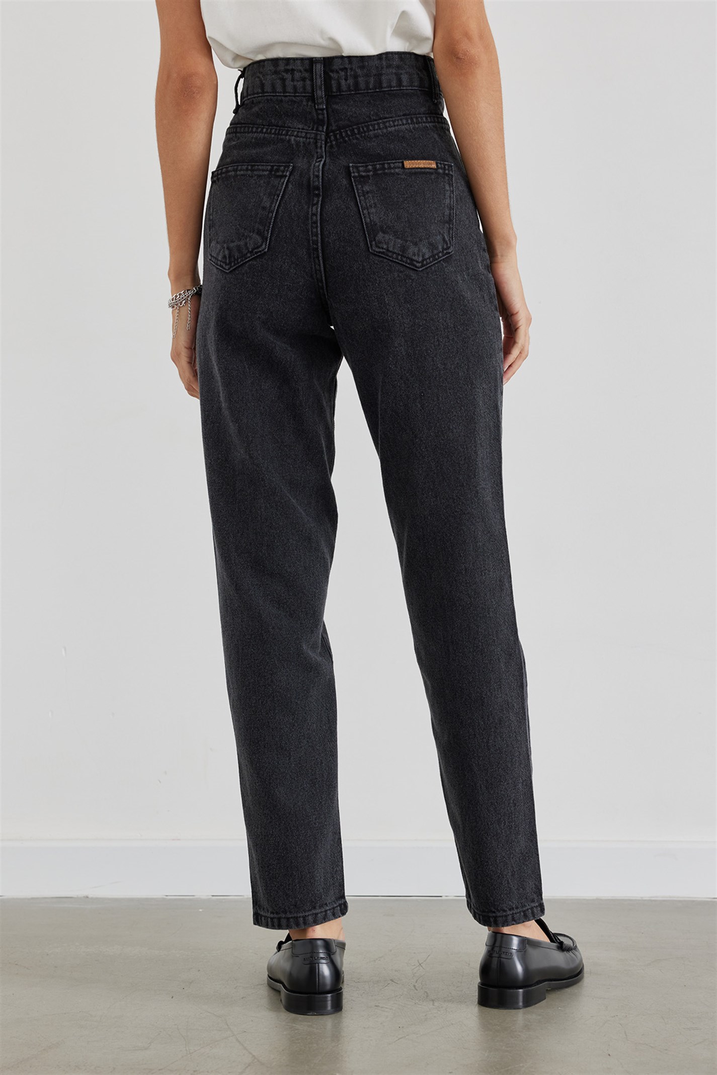 Anthracite Mom Jeans | Suud Collection