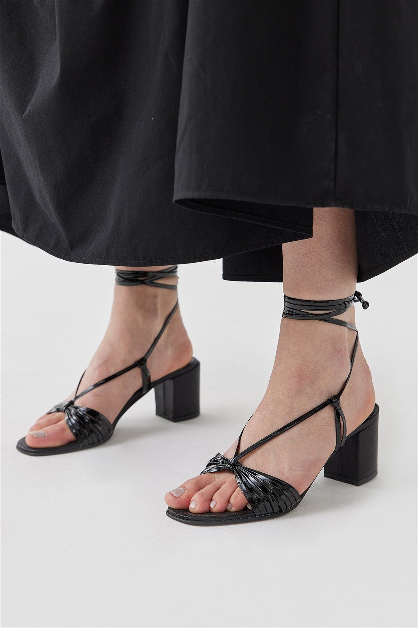 Siyah Bağcıklı Topuklu Sandalet | Suud Collection