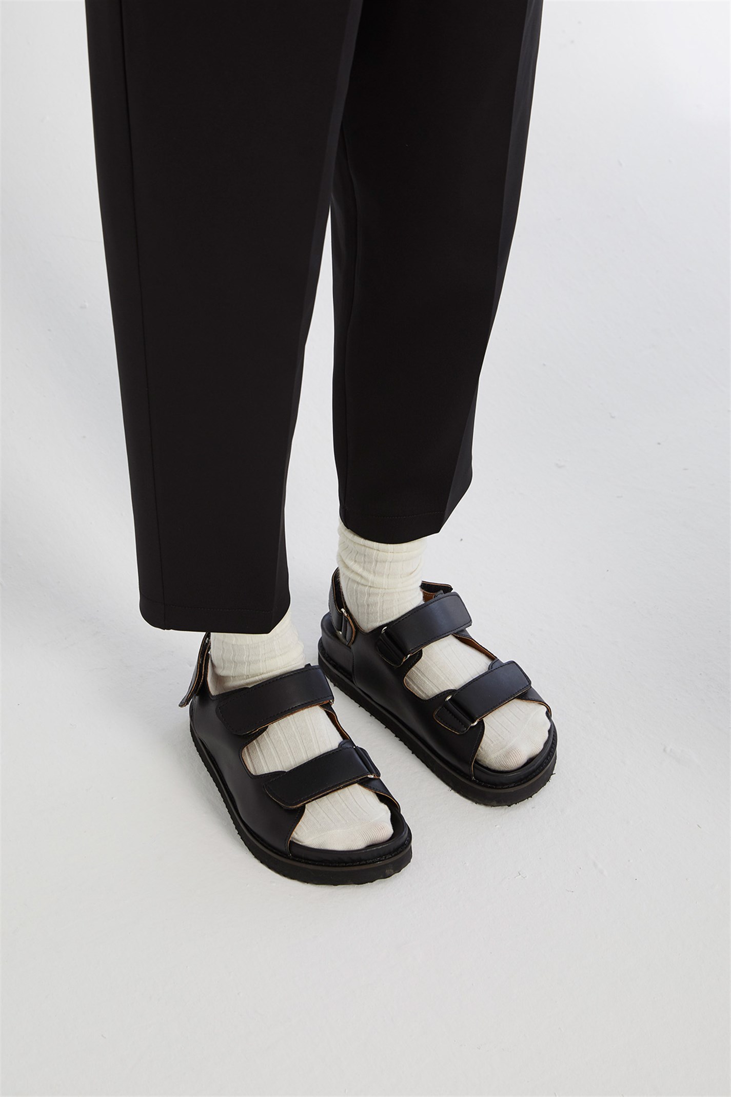 Siyah Bantlı Deri Sandalet | Suud Collection