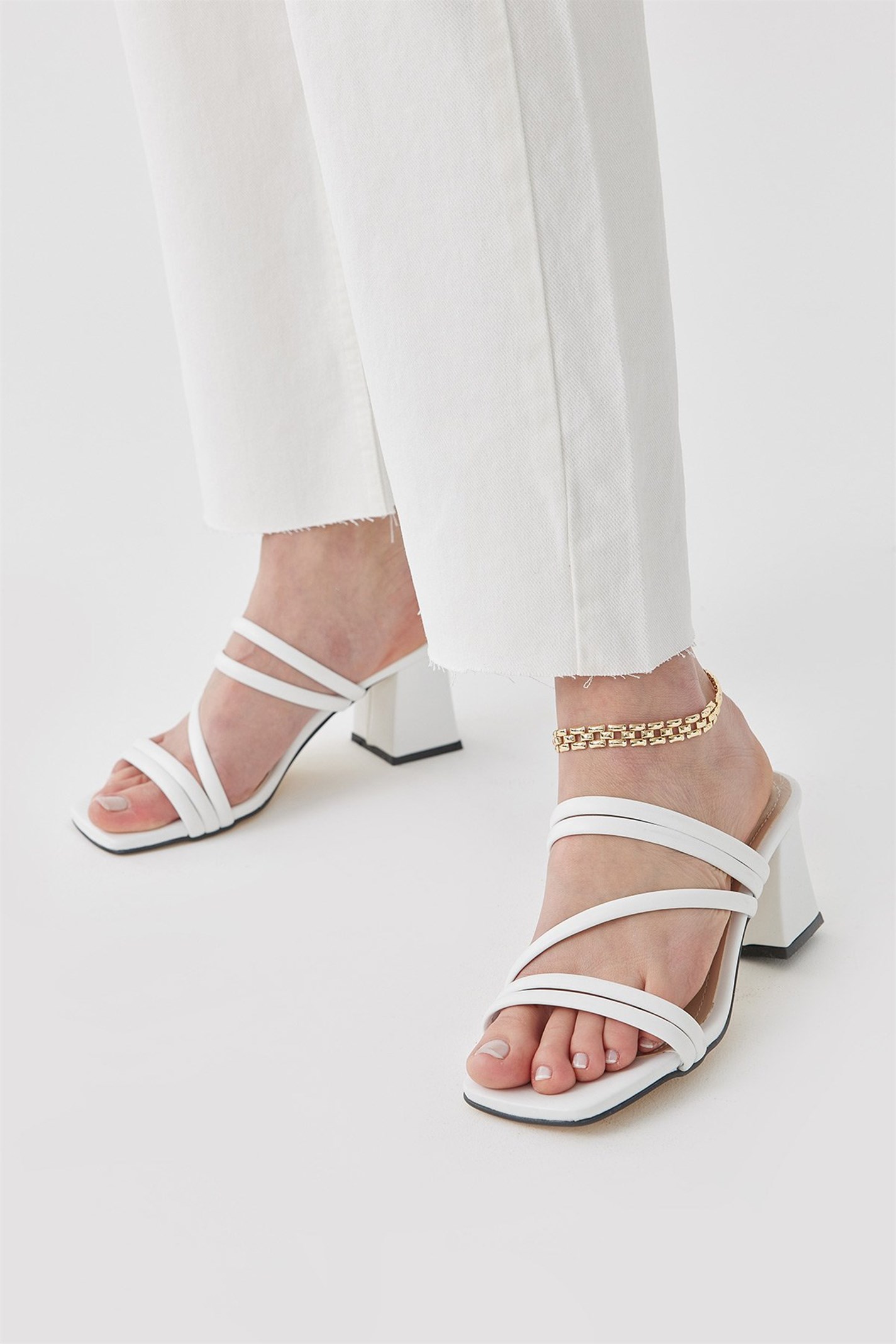 Beyaz Çapraz Bantlı Topuklu Sandalet | Suud Collection