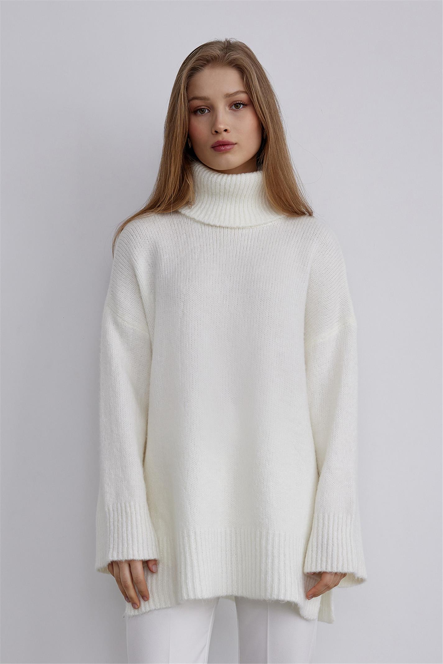 Ecru Turtleneck Oversize Knitwear Sweater | Suud Collection