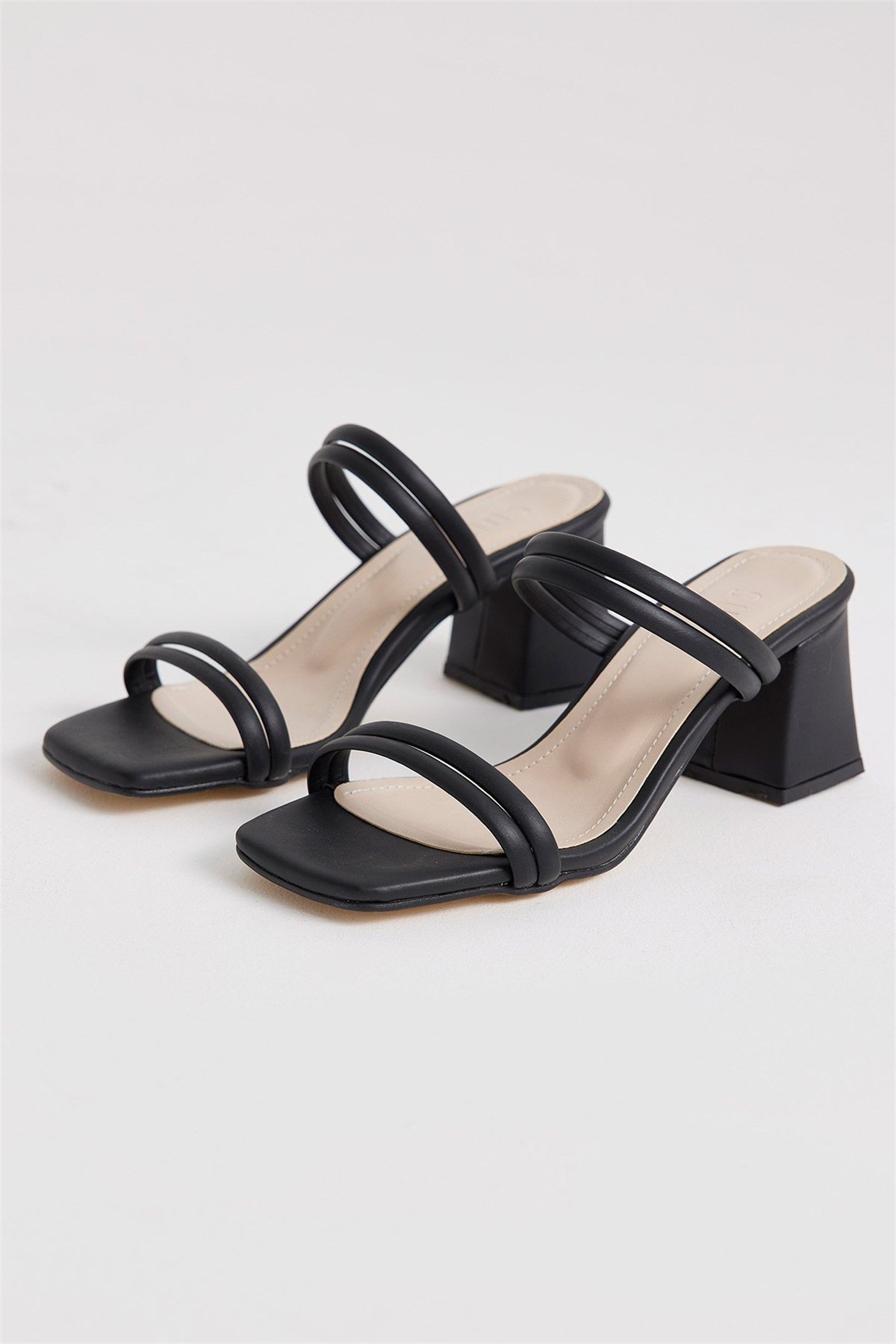 Siyah Minimal Bantlı Topuklu Sandalet | Suud Collection