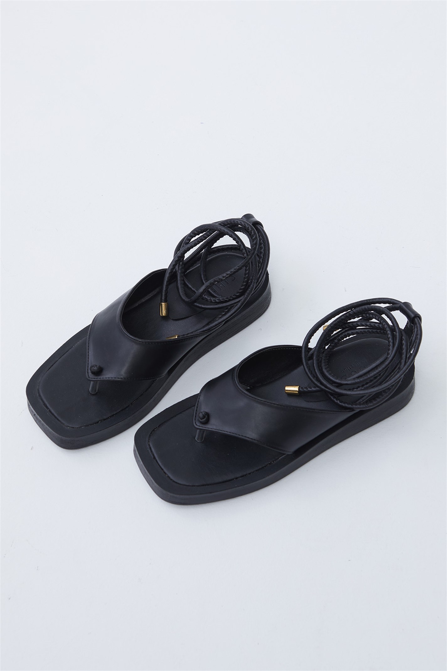 Siyah Parmak Arası Bilekten Bağlamalı Deri Sandalet | Suud Collection