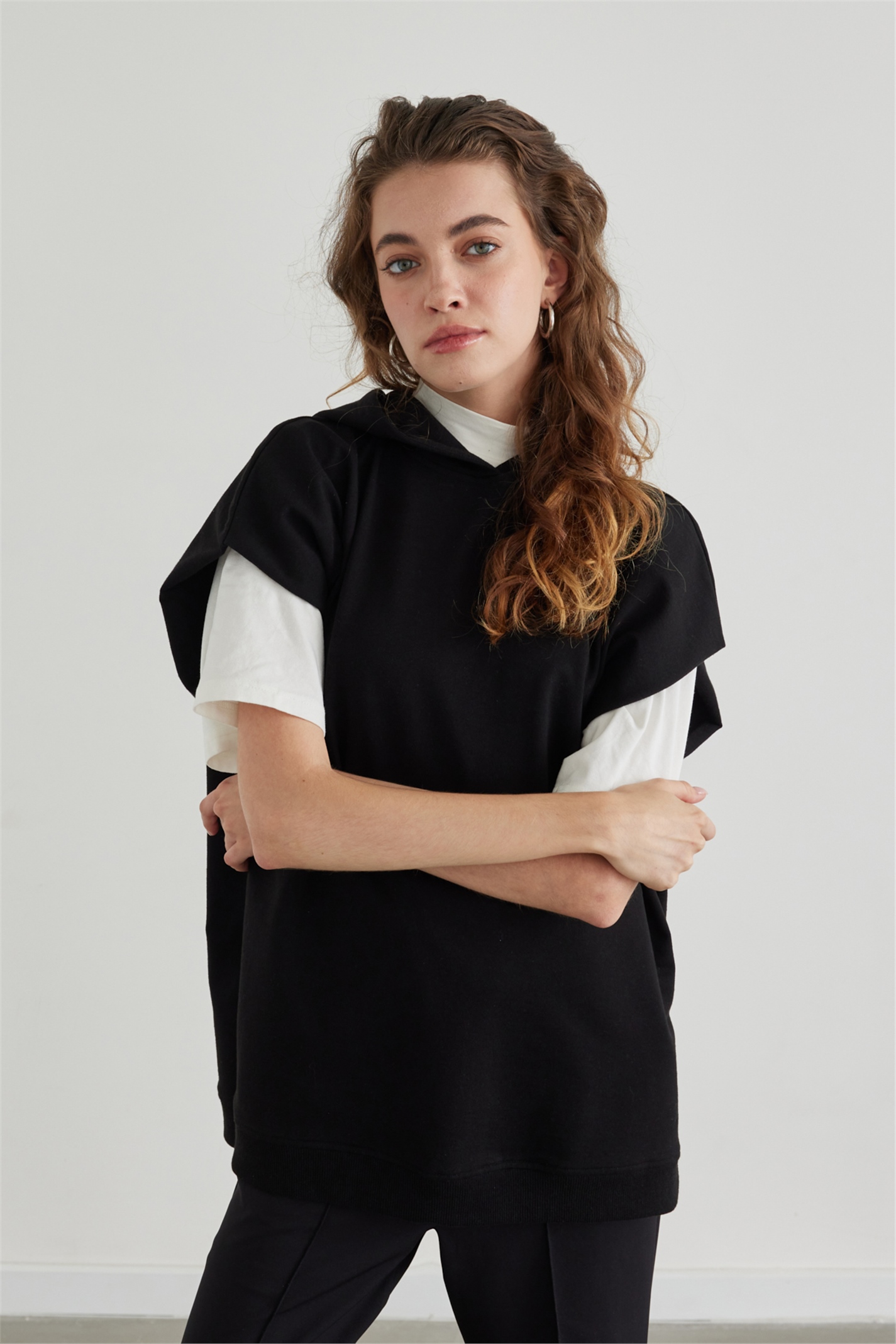 Siyah Sıfır Kol Kapüşonlu Sweatshirt | Suud Collection