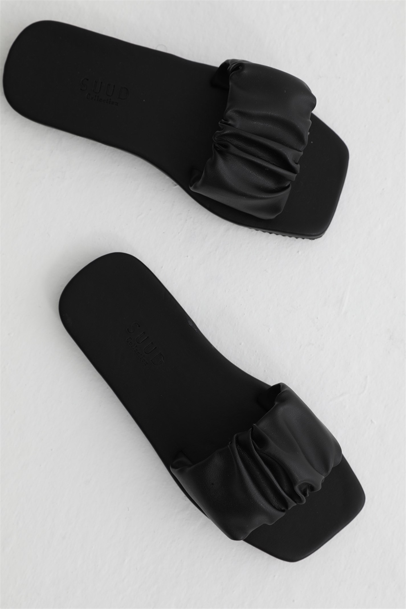 Black Single Band Frilly Knitwear Slippers | Suud Collection