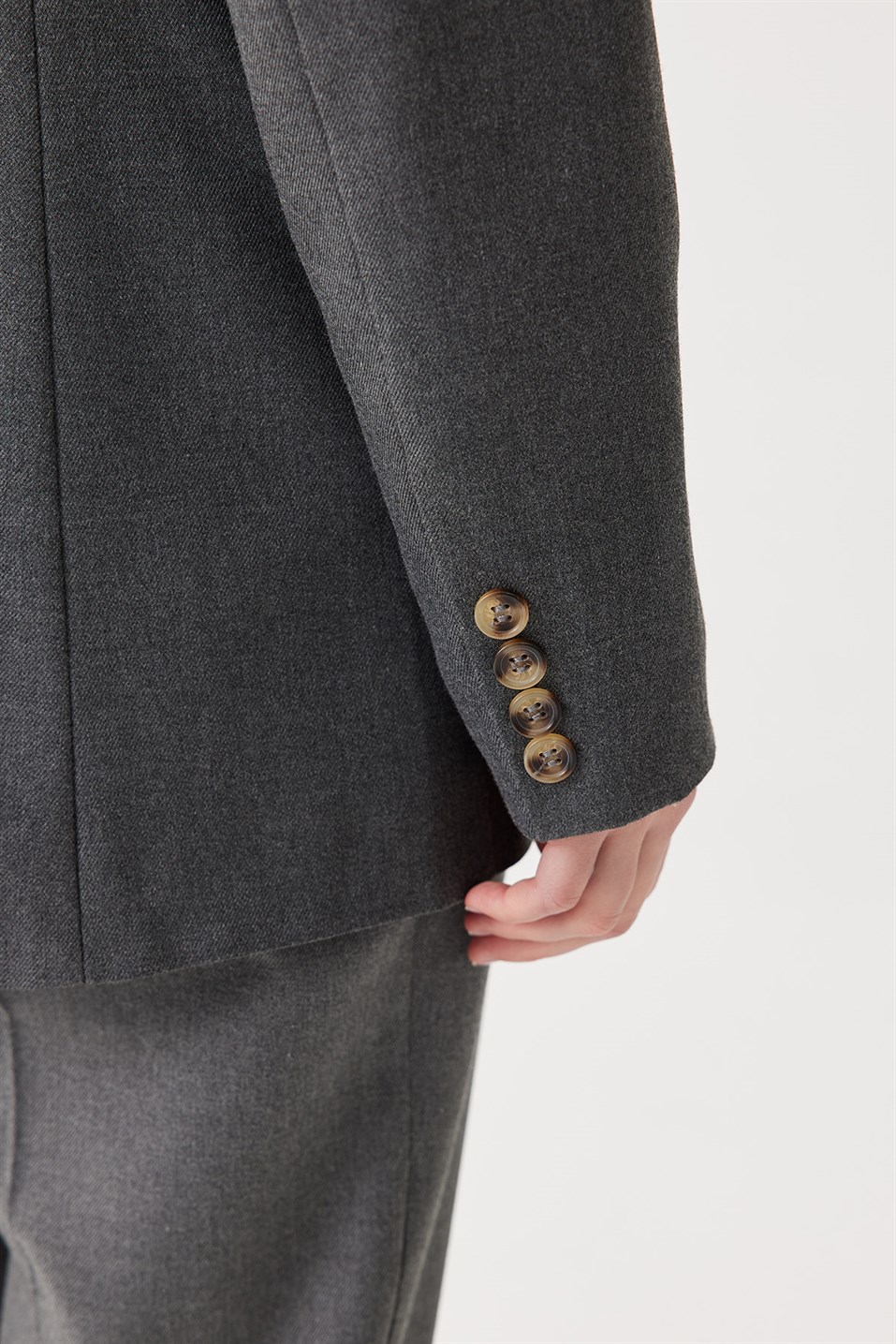 Dar Kesim Yırtmaçlı Blazer