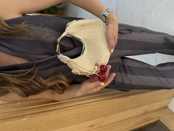 Oval Kesim Hasır Cherry Çanta Krem