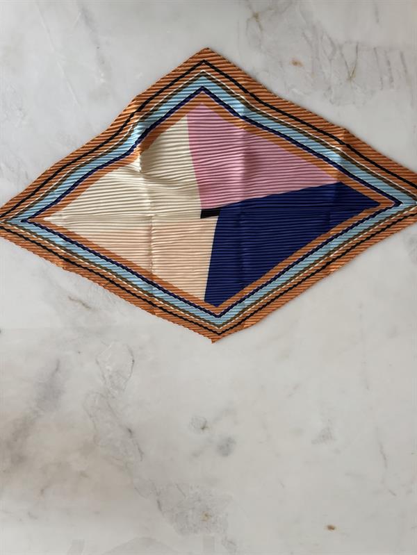 Pastel Kare Desenli Fular