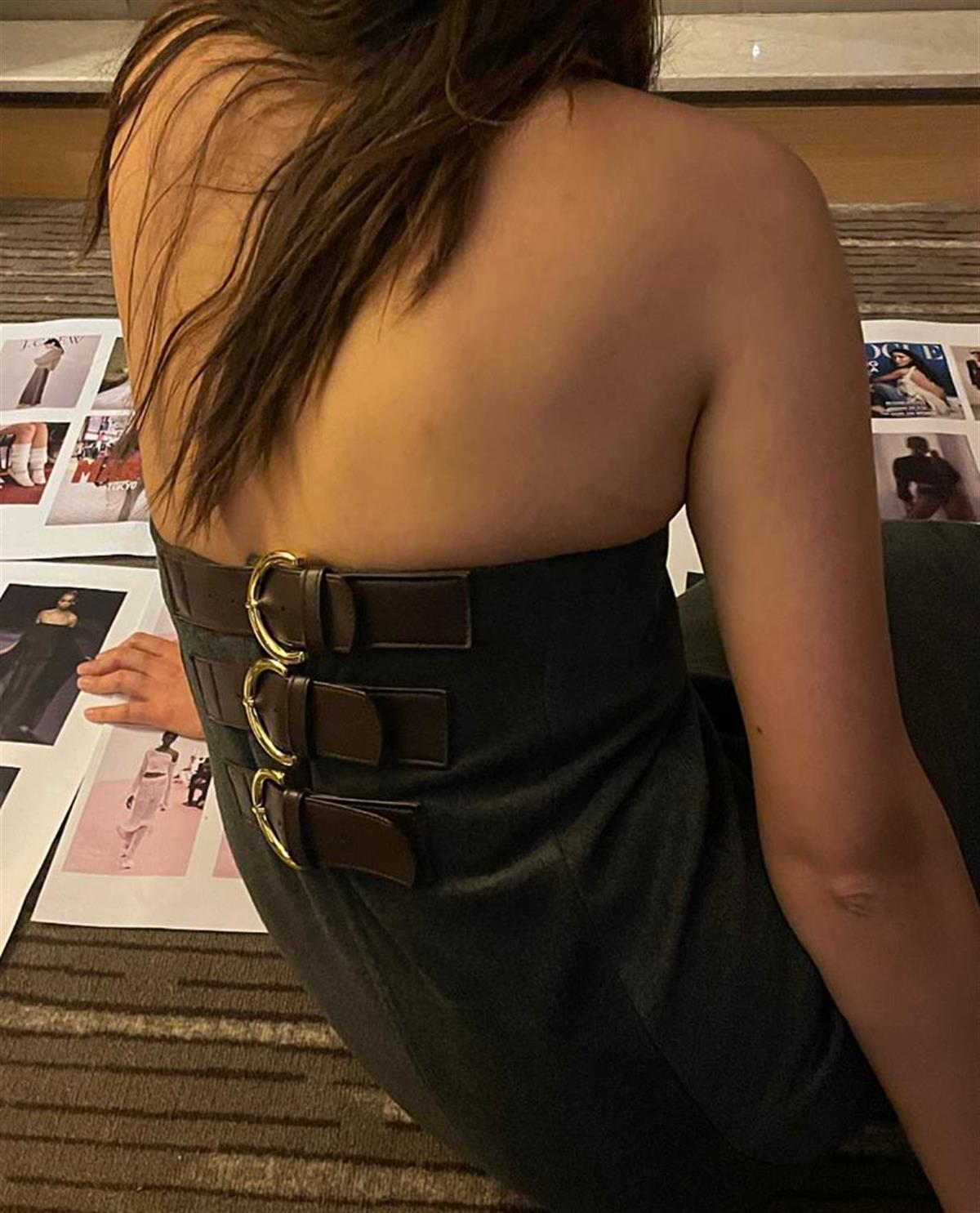 KEMER DETAYLI STRAPLES YÜN ELBİSE