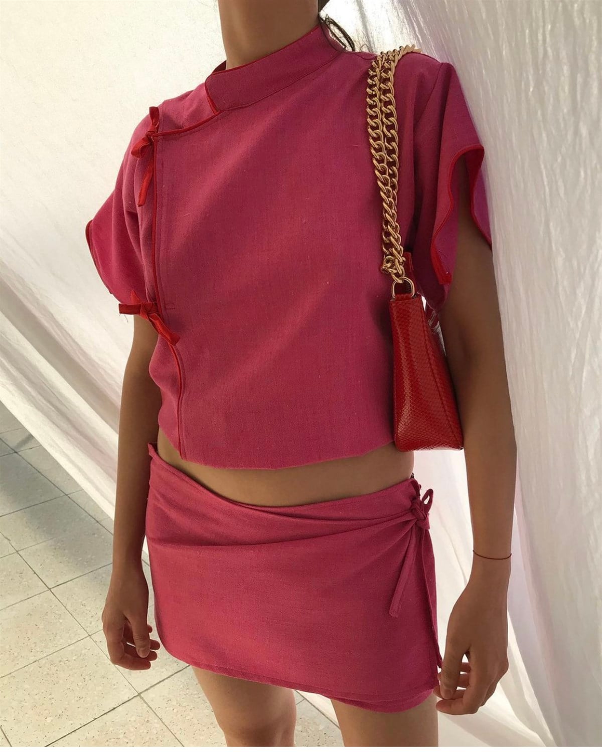 PEMBE KETEN KIRMIZI BİYELİ SUİT