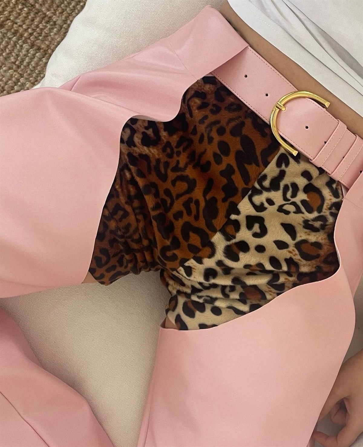 SOFT PEMBE SATEN GÖRÜNÜMLÜ VEGAN DERİ PANTOLON