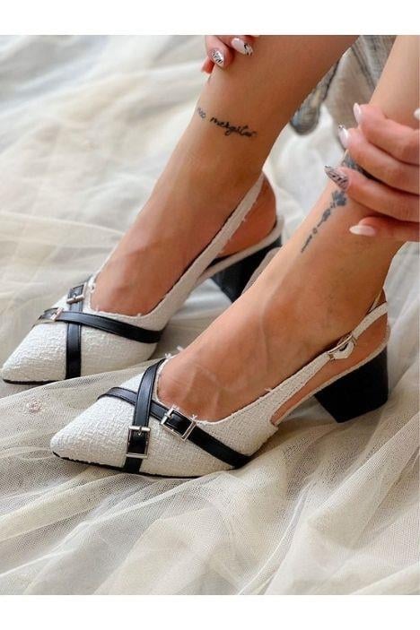 KENDI BEYAZ TUVIT KUMAS SİYAH TOKALI SIVRI BURUN TOPUKLU SANDALET