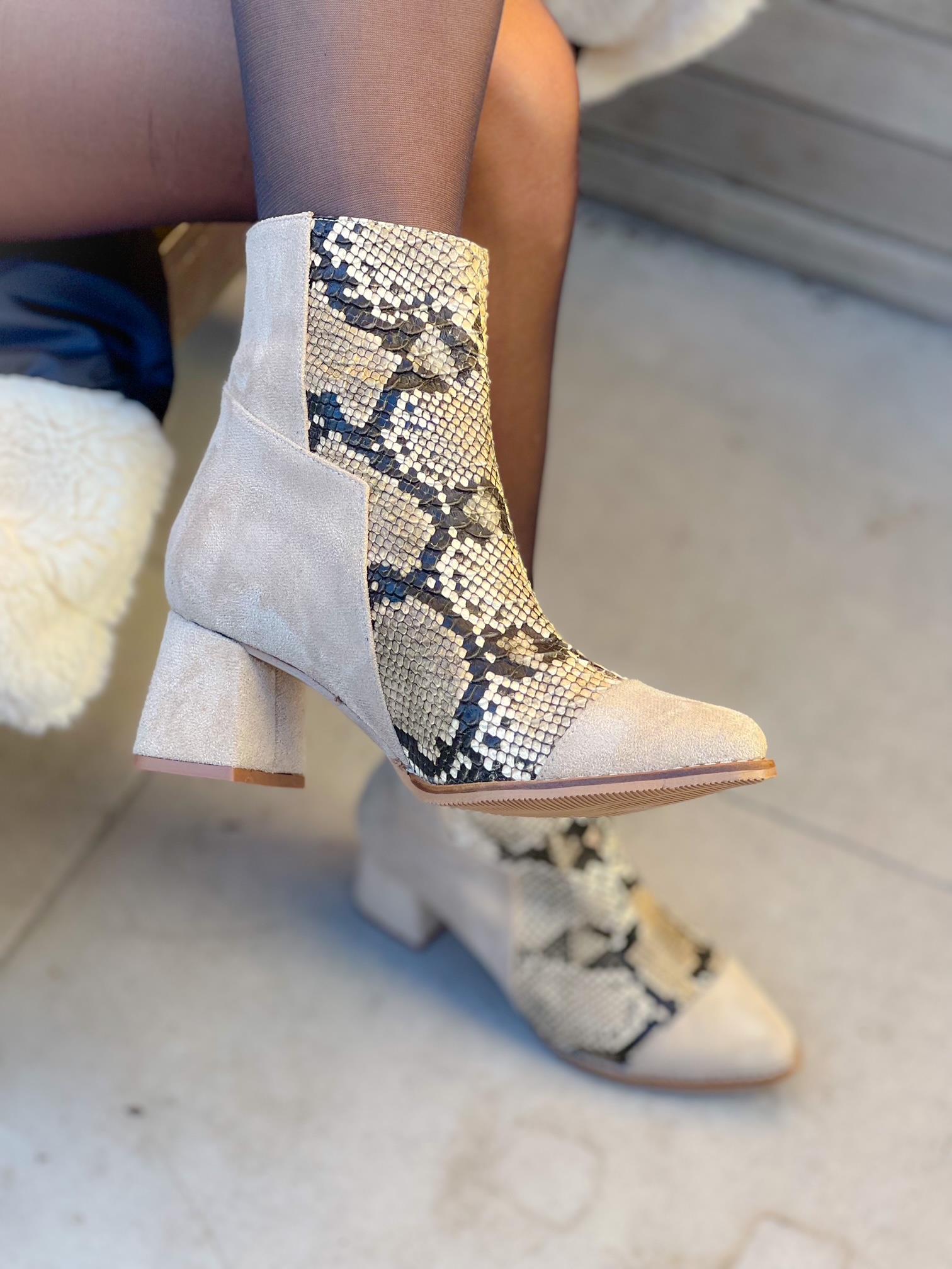 LORA BEJ DANA SÜET YILAN DERİSİ DETAYLI 5 CM TOPUKLU BOT