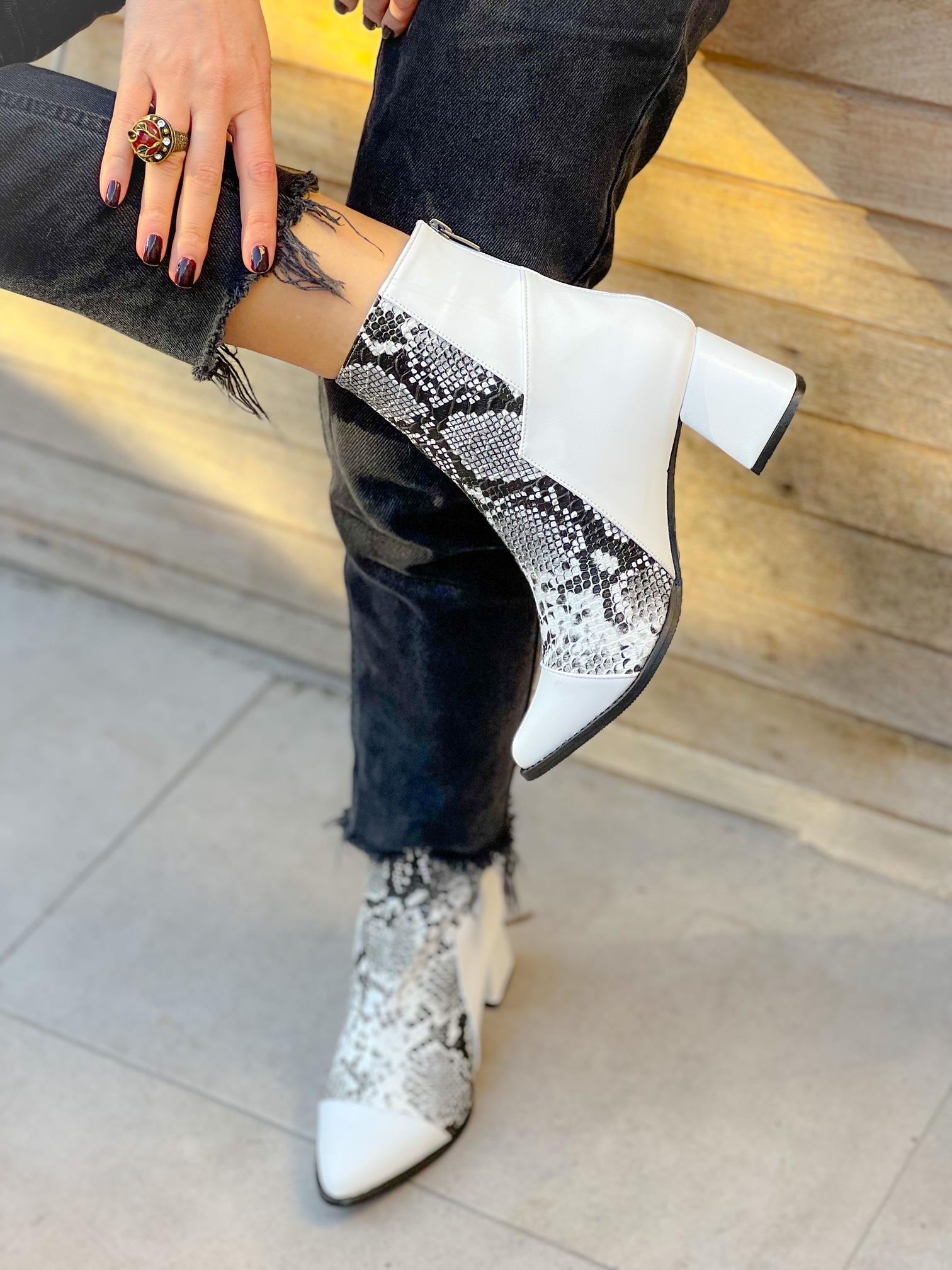 LORA BEYAZ DERİ GRİ YILAN DERİSİ DETAYLI 5 CM TOPUKLU BOT