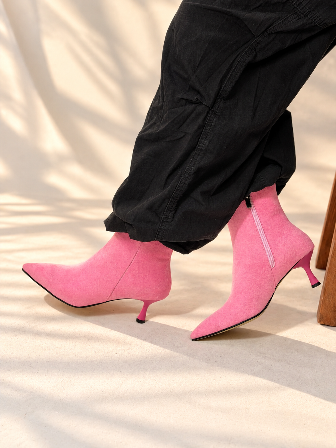 VİENNA PEMBE SUNİ DANA SÜET SİVRİ BURUN 5 CM İNCE TOPUKLU KADIN BOT 