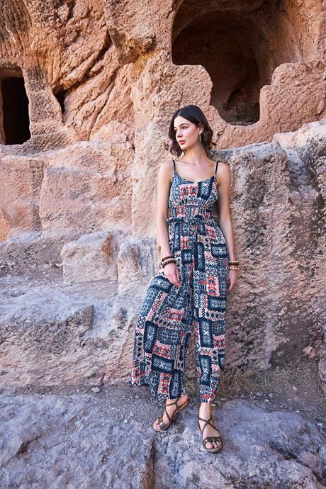 Etnik desenli kadın tulum modeli