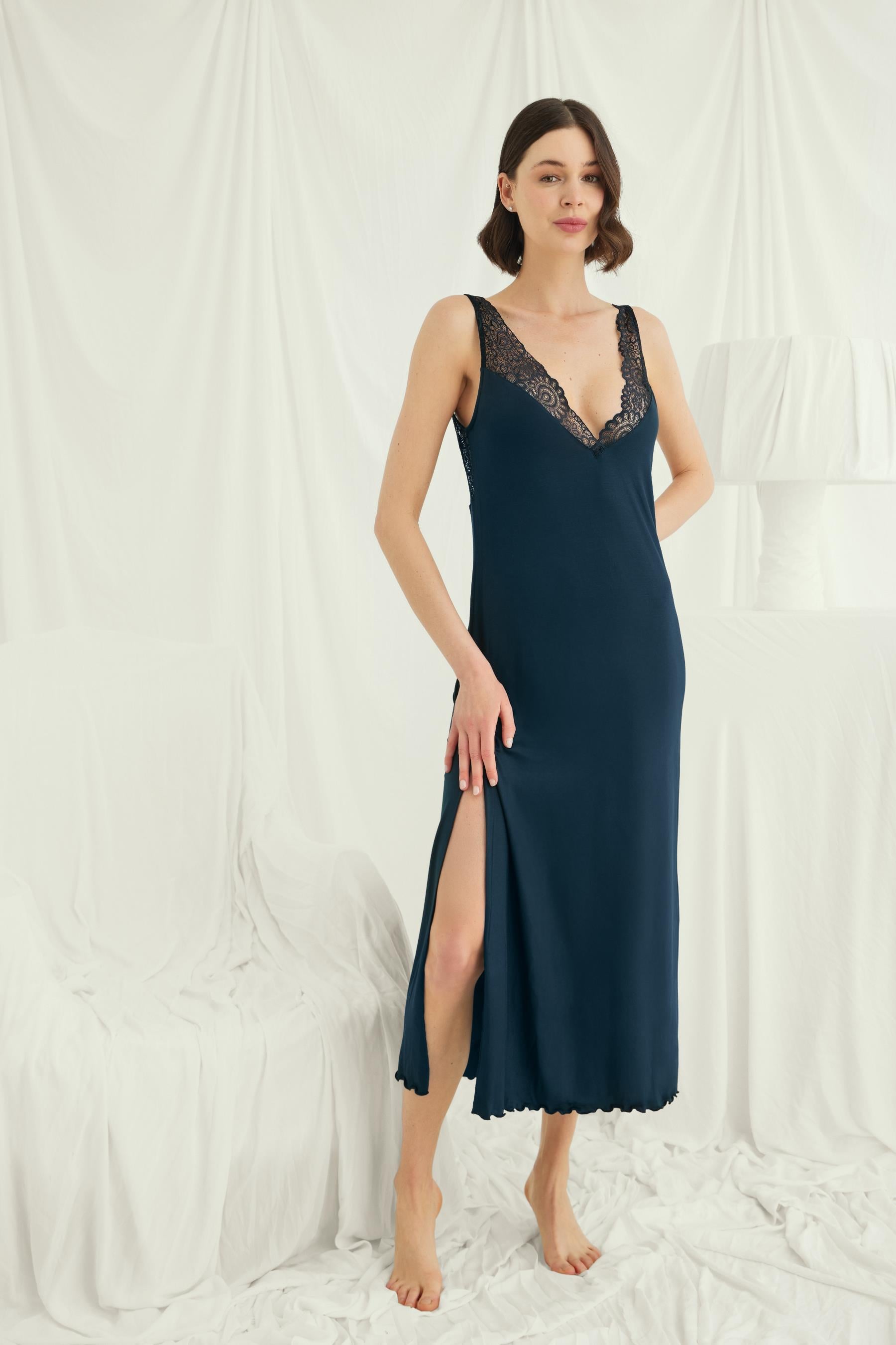 Dantelli Dekolteli ve Yırtmaçlı Gecelik