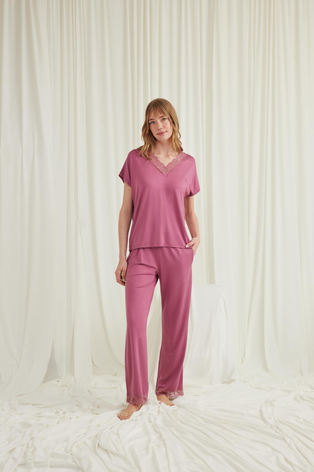 Kısa Kollu V Yakalı Dantelli Pijama Takımı