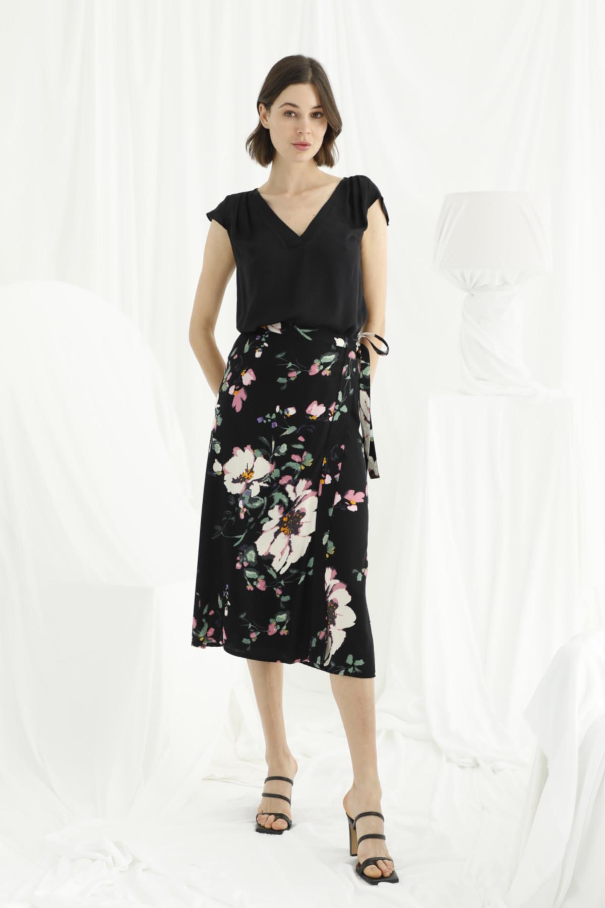 Çiçek ve Yaprak Desenli Saten Etek Takımı