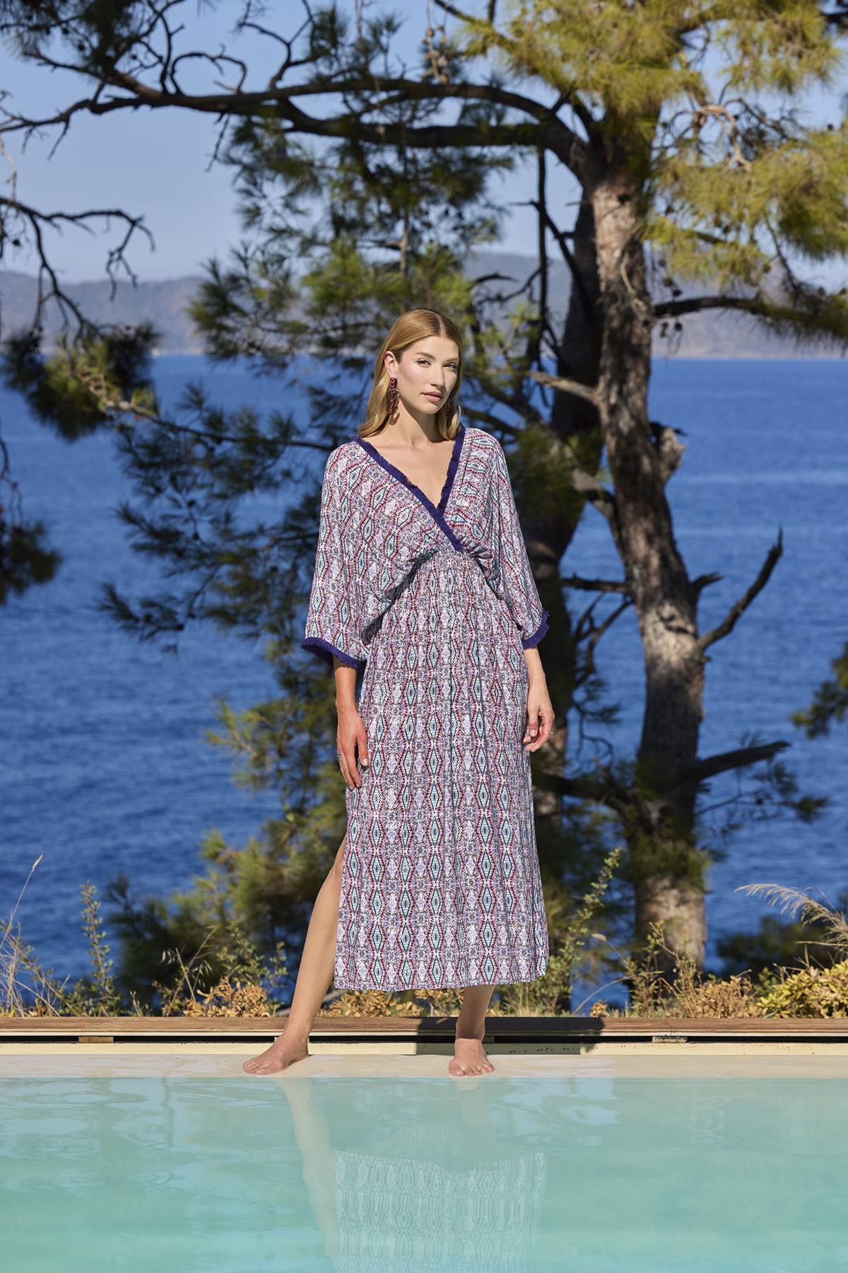 Etnik Desenli Truvakar Kollu Yırtmaçlı V Yaka Elbise