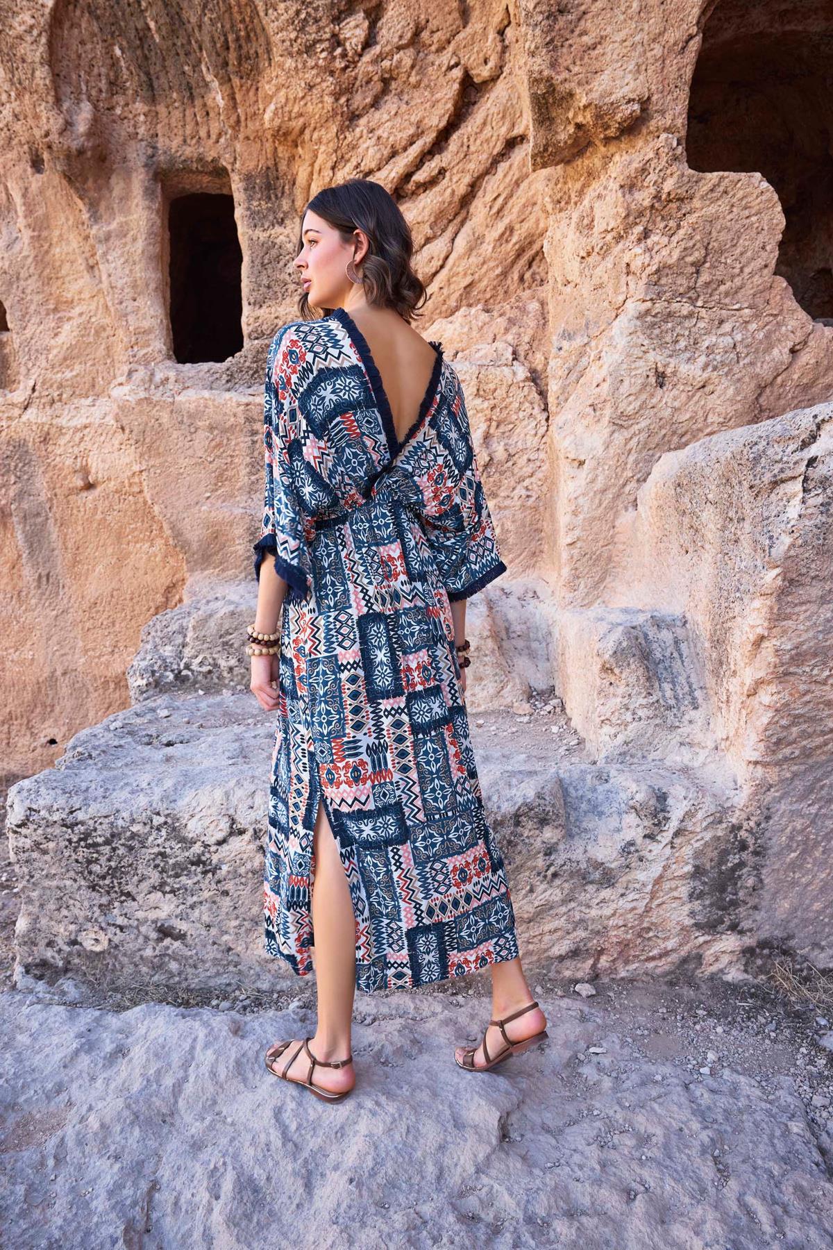 Etnik Desenli Kısa Kollu Yırtmaçlı Elbise