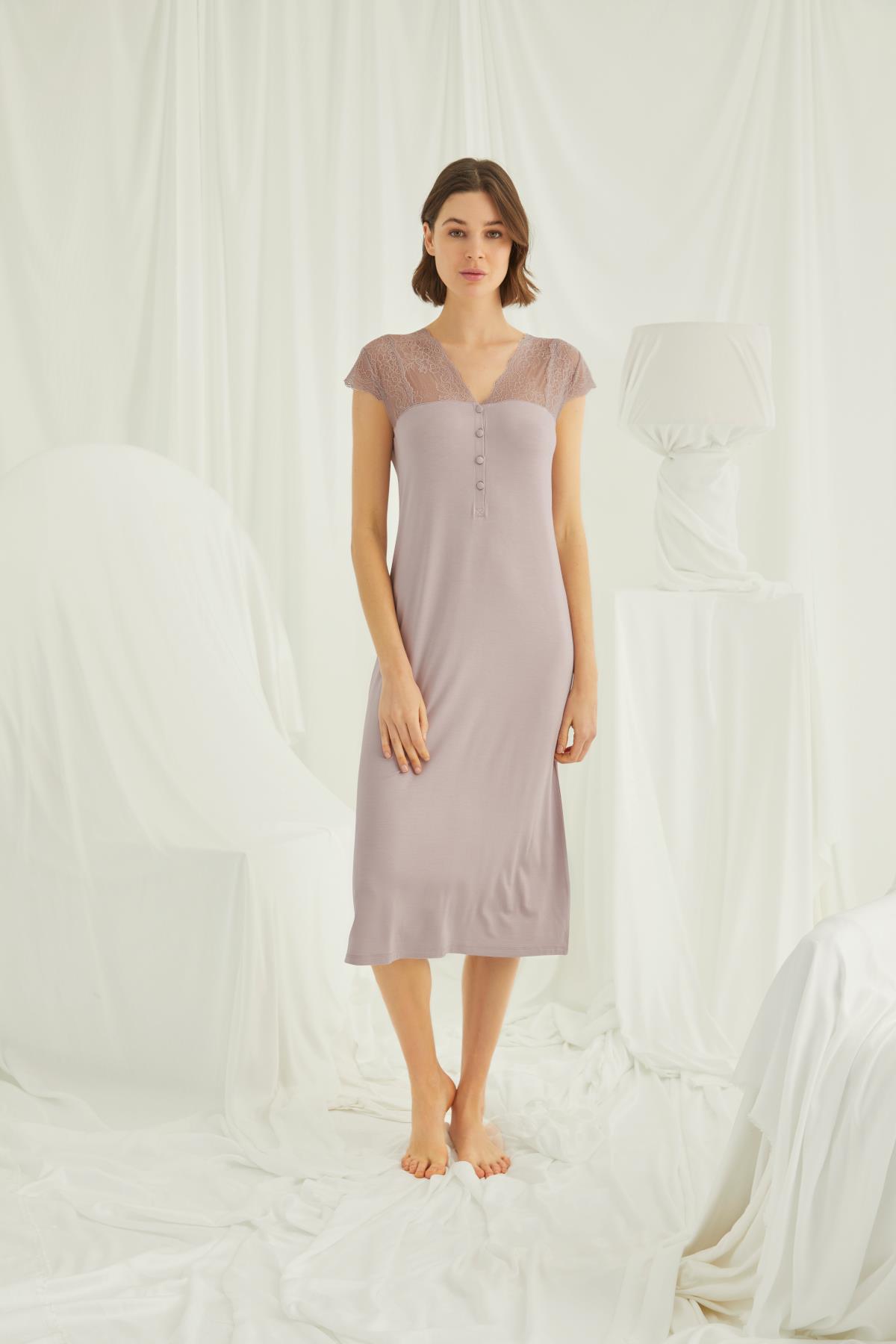 Kolu Omzu ve Yakası Dantelli Önü Düğmeli Büyük Beden Gecelik