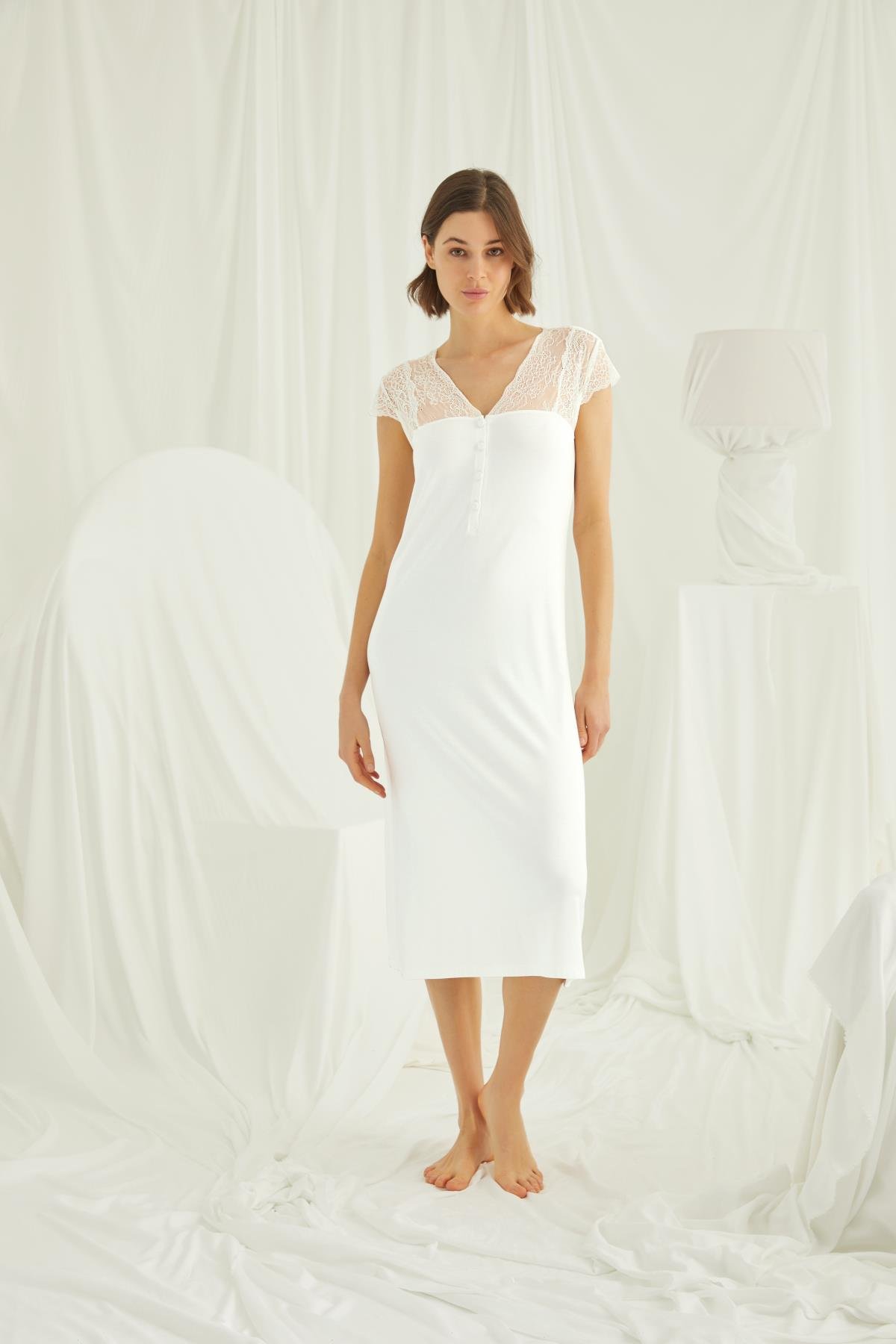 Kolu Omzu ve Yakası Dantelli Önü Düğmeli Gecelik