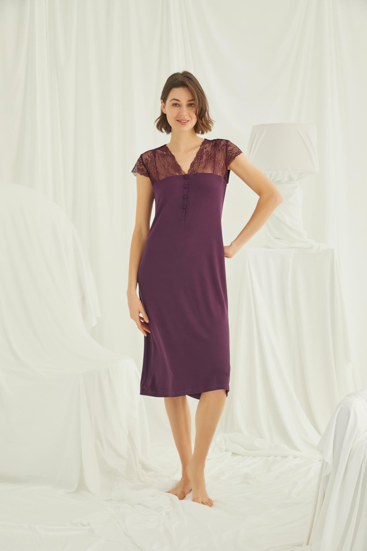 Kolu Omzu ve Yakası Dantelli Önü Düğmeli Büyük Beden Gecelik