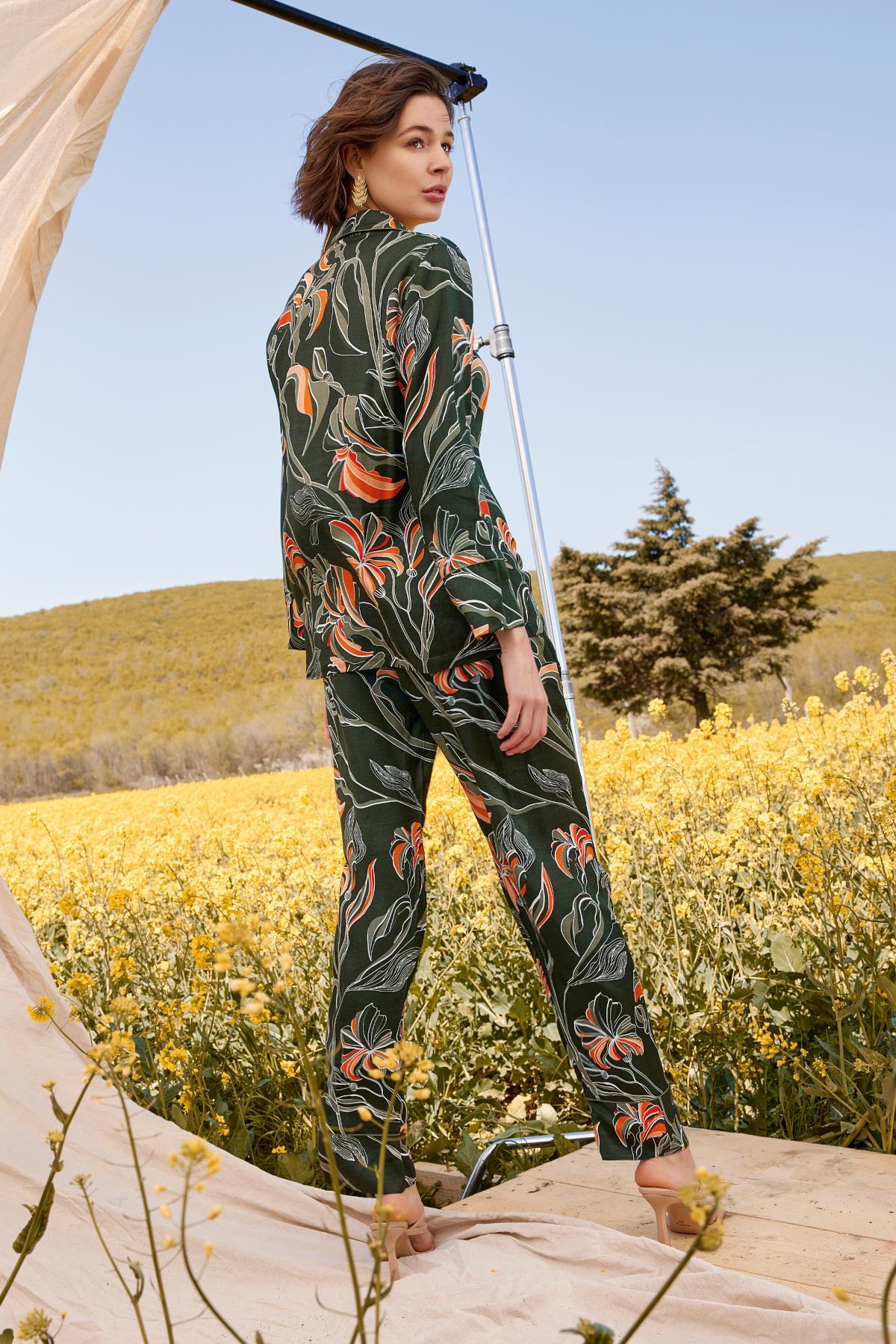 Yaprak Desenli Gömlek Yakalı Boydan Düğmeli Pijama Takımı