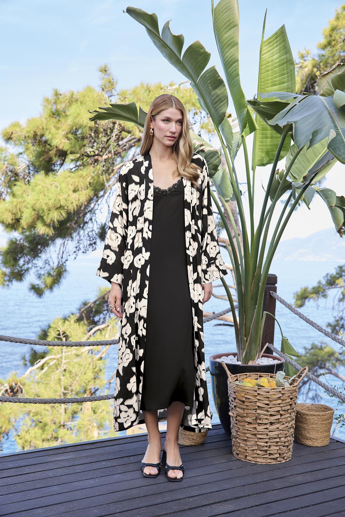 Desenli Dantelli ve Dekolteli Sabahlık Takımı