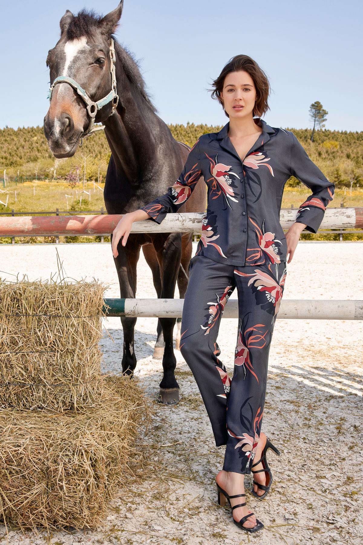 Çiçek ve Yaprak Desenli Düğmeli Gömlek Yakalı Saten Pijama Takımı