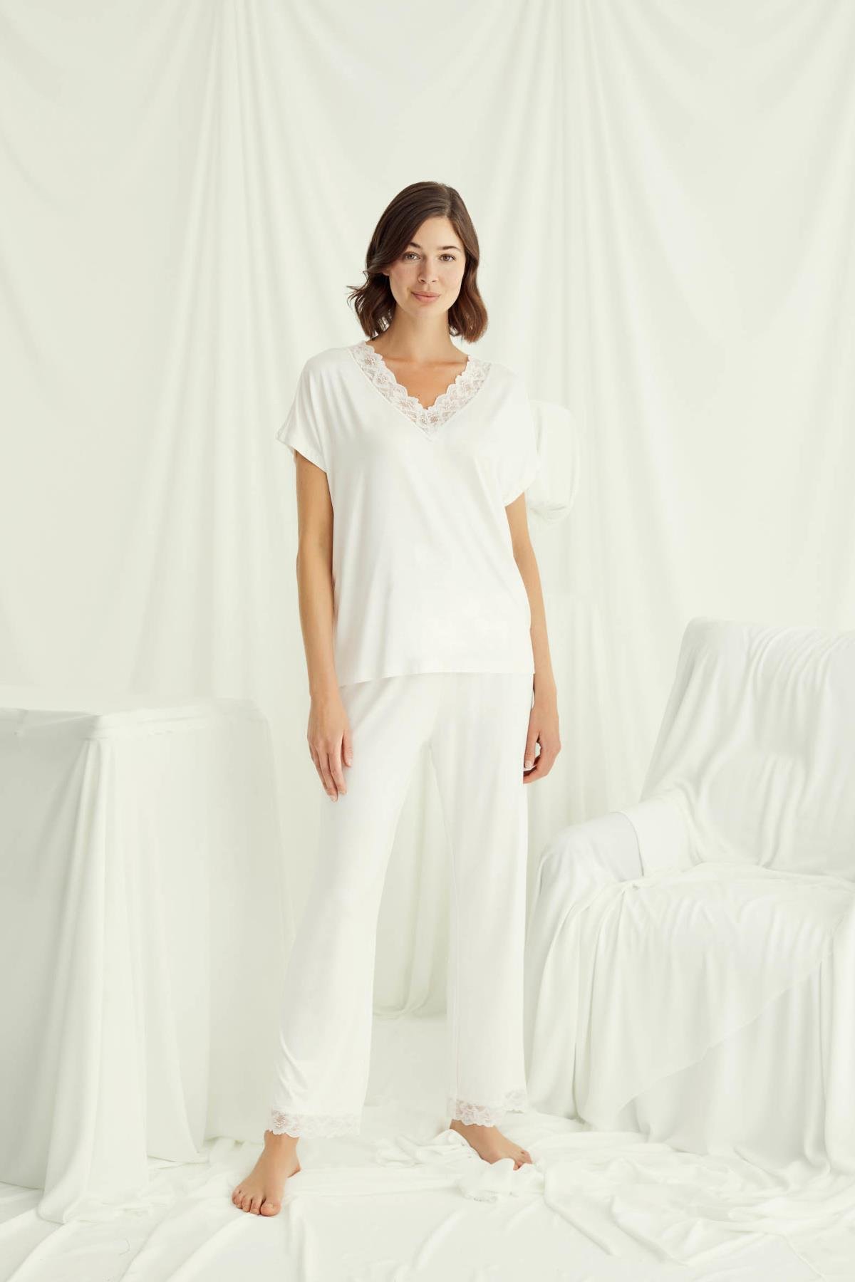 Kısa Kollu V Yakalı Dantelli Pijama Takımı