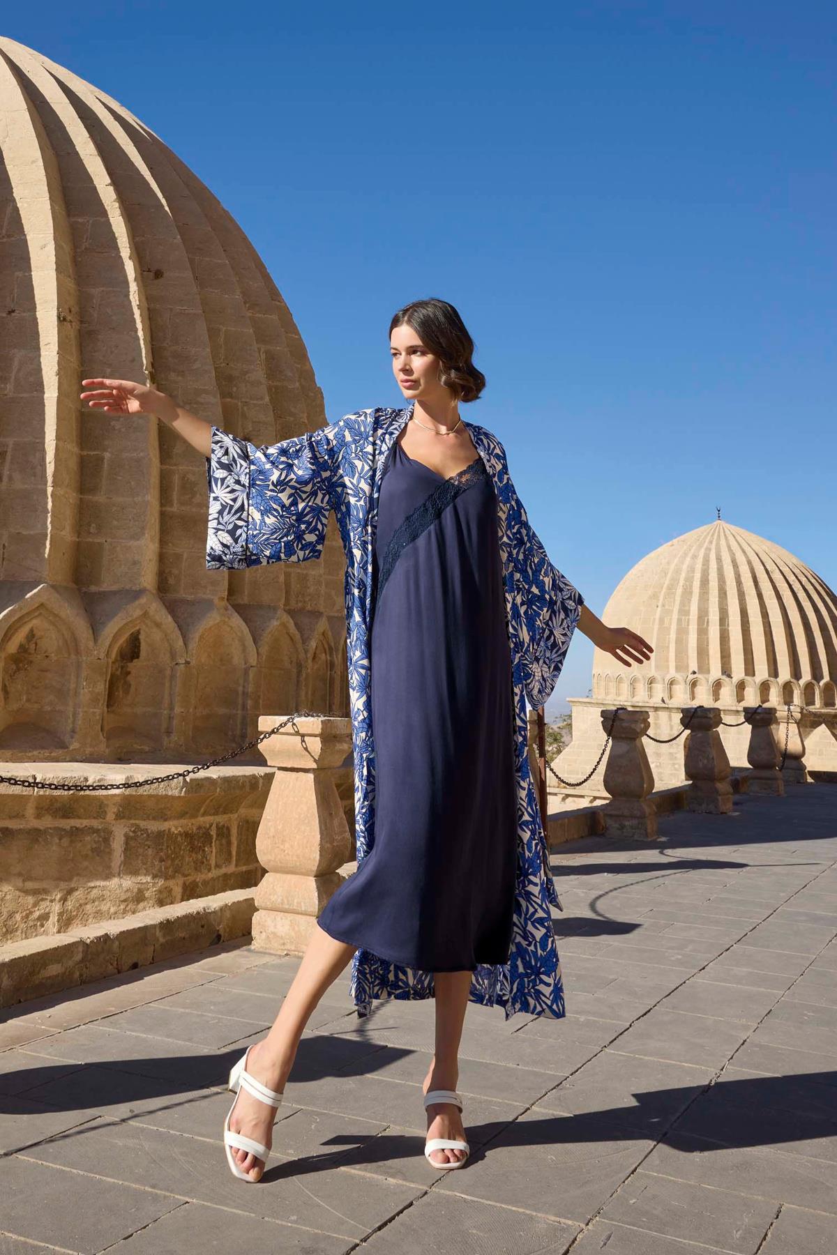 Dantelli Dekolteli Yaprak Desenli Saten Sabahlık Takımı