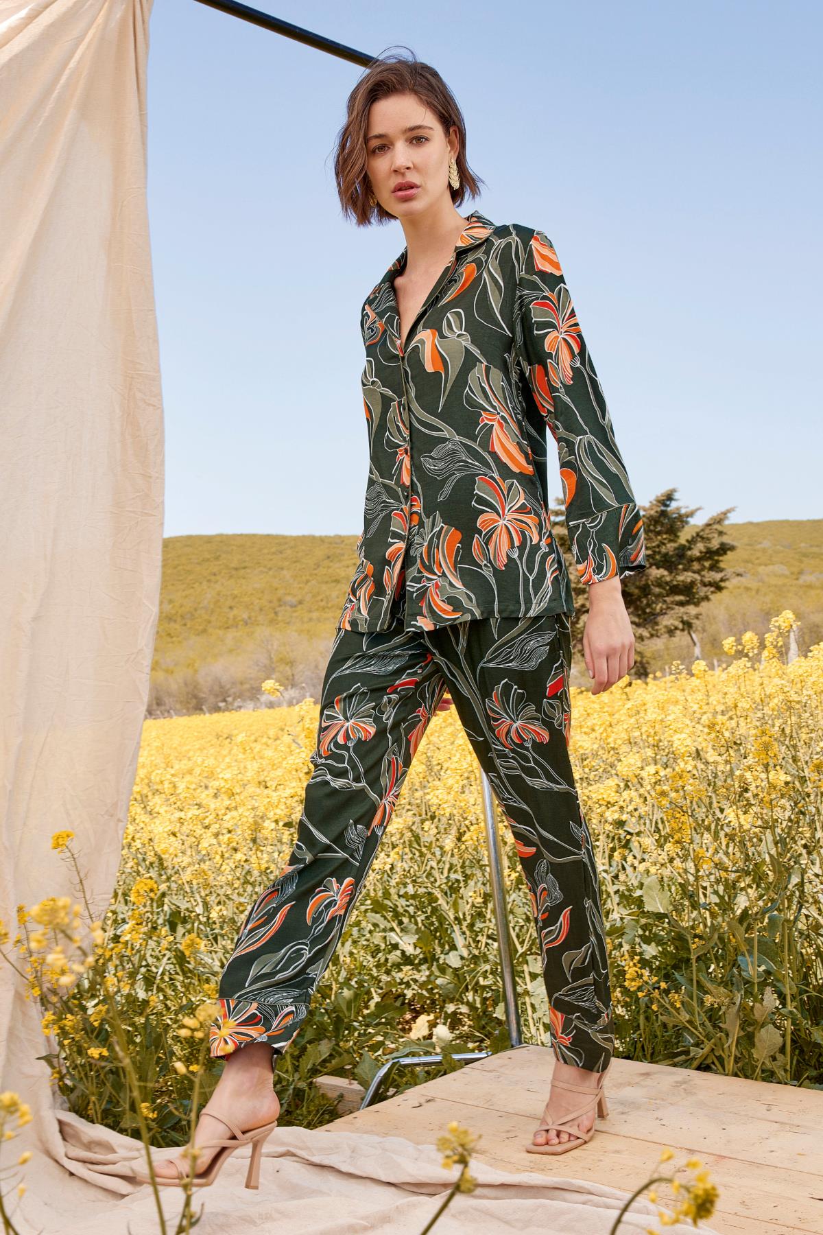 Yaprak Desenli Gömlek Yakalı Boydan Düğmeli Pijama Takımı