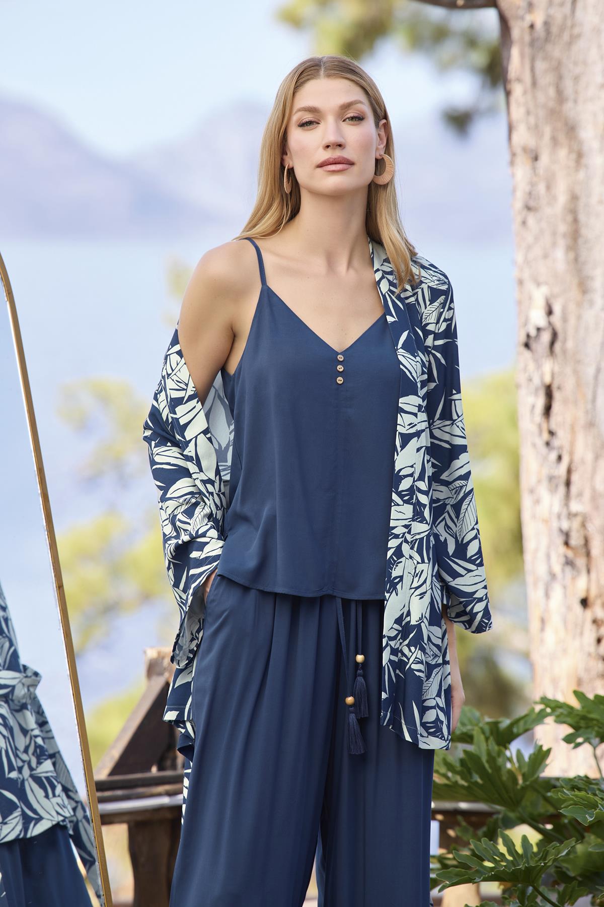 Yaprak Desenli Dekolteli V Yaka 3lü Alt Üst Takım