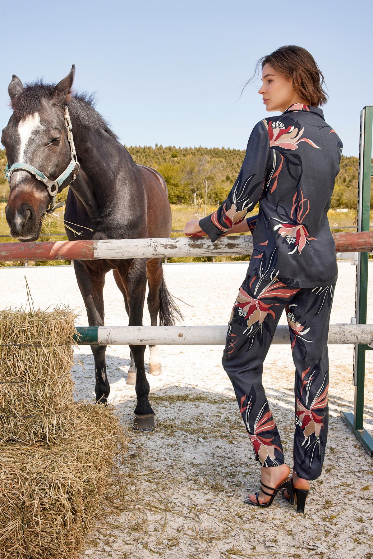 Çiçek ve Yaprak Desenli Düğmeli Gömlek Yakalı Saten Pijama Takımı