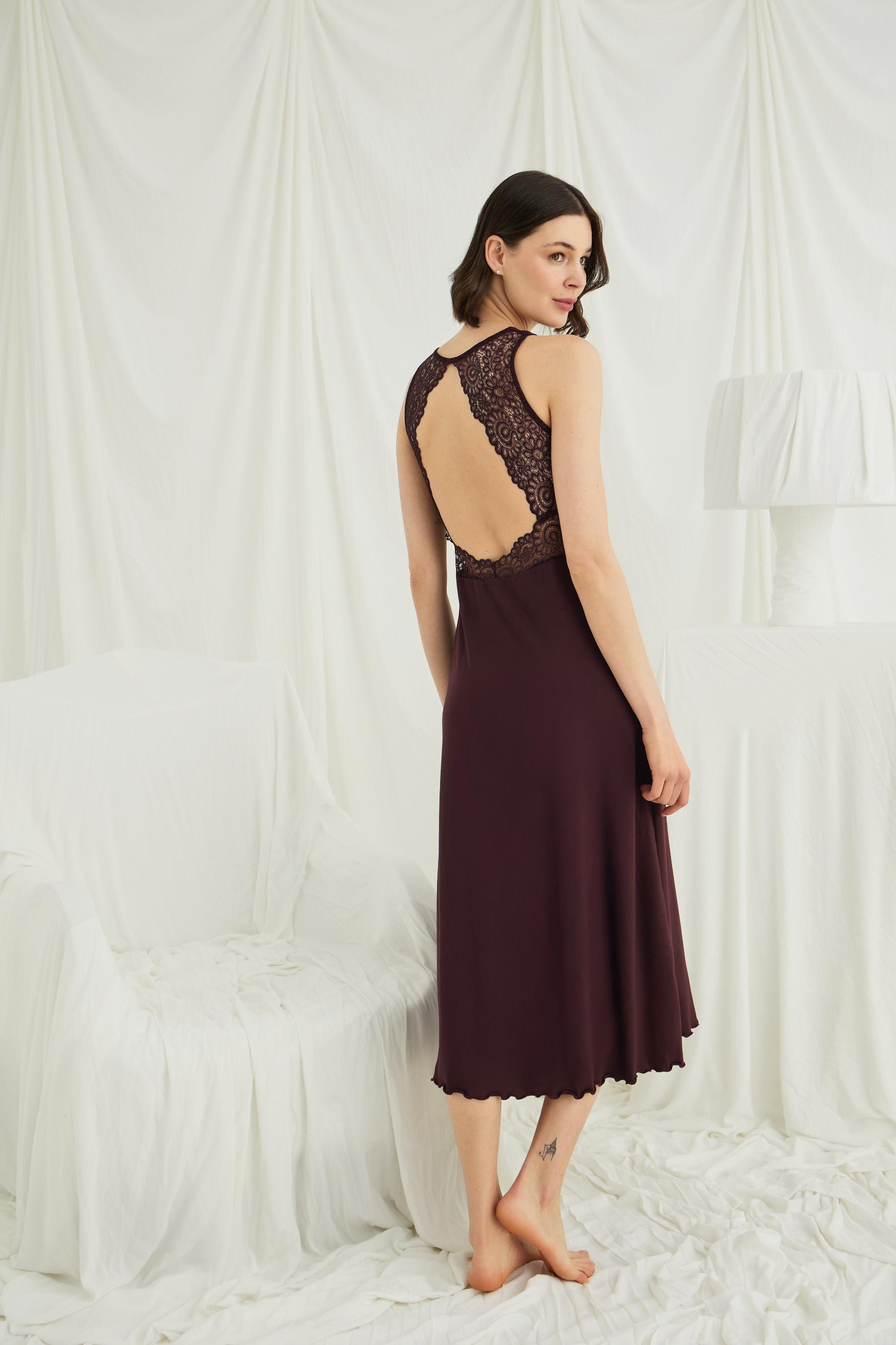 Göğüs ve Sırt Dekolteli Dantelli Yırtmaçlı Askılı Gecelik