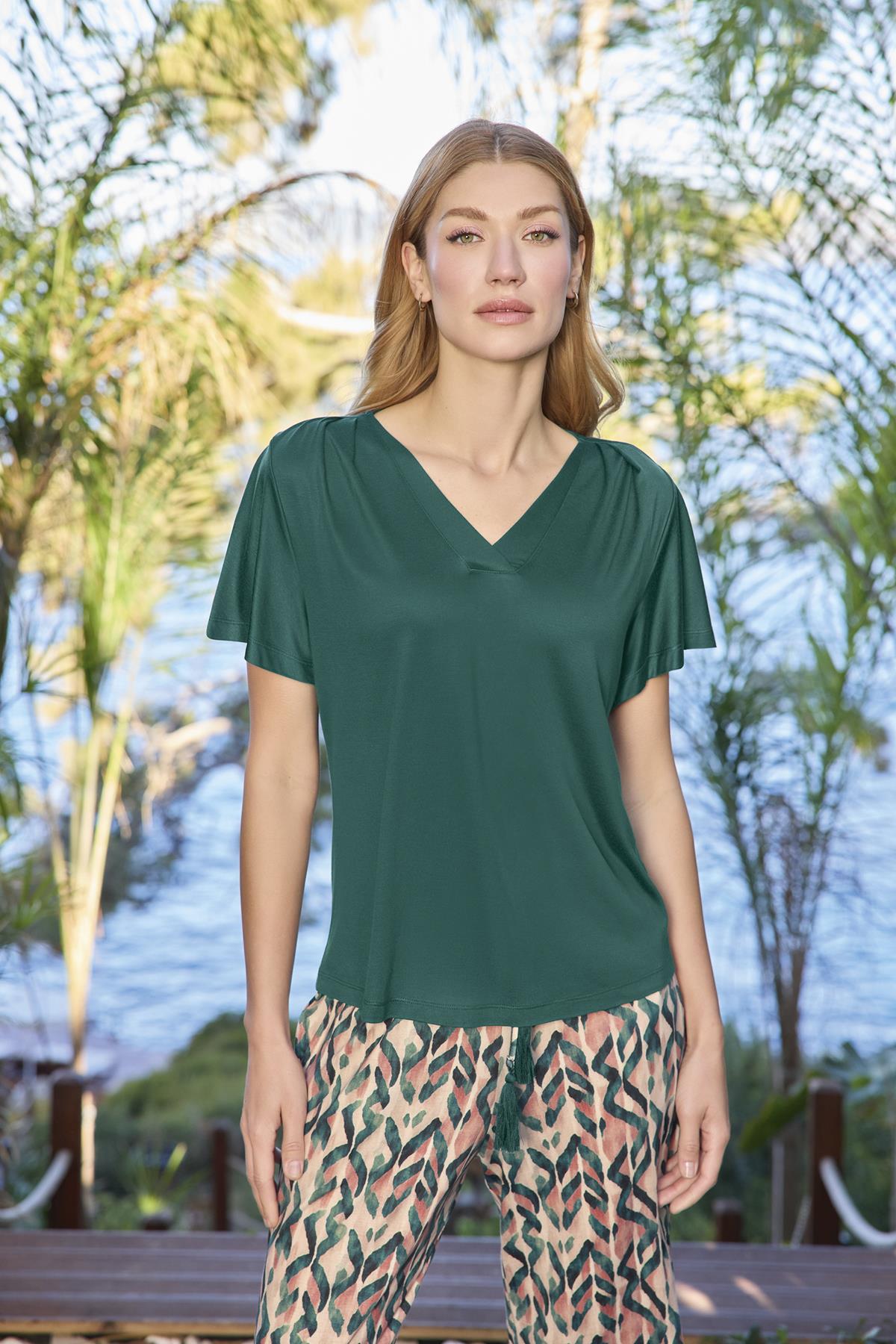 Desenli Kısa Kollu V Yaka Pijama Takımı