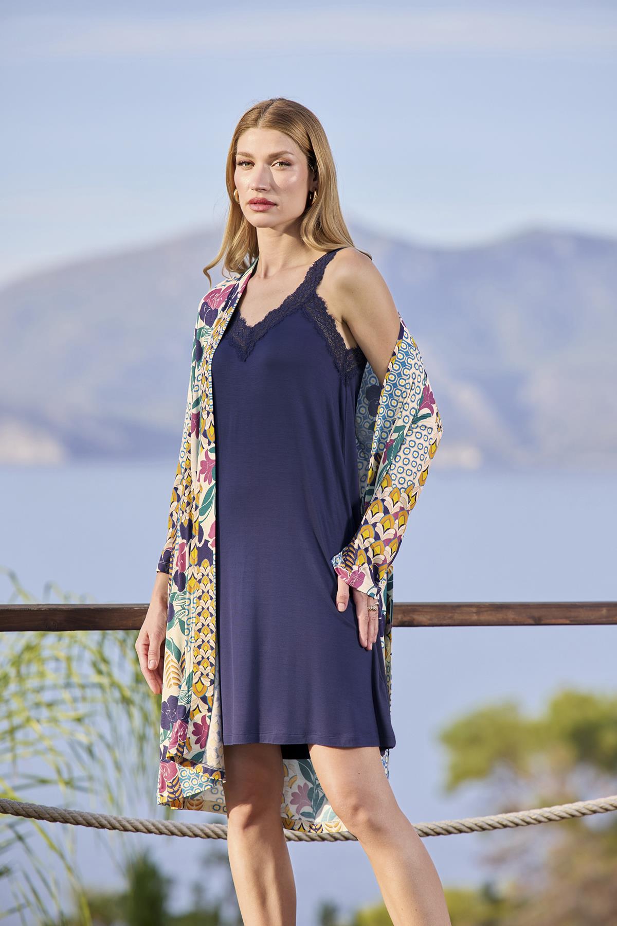 Çiçek ve Yaprak Desenli Dantelli ve Dekolteli Büyük Beden Sabahlık Takımı