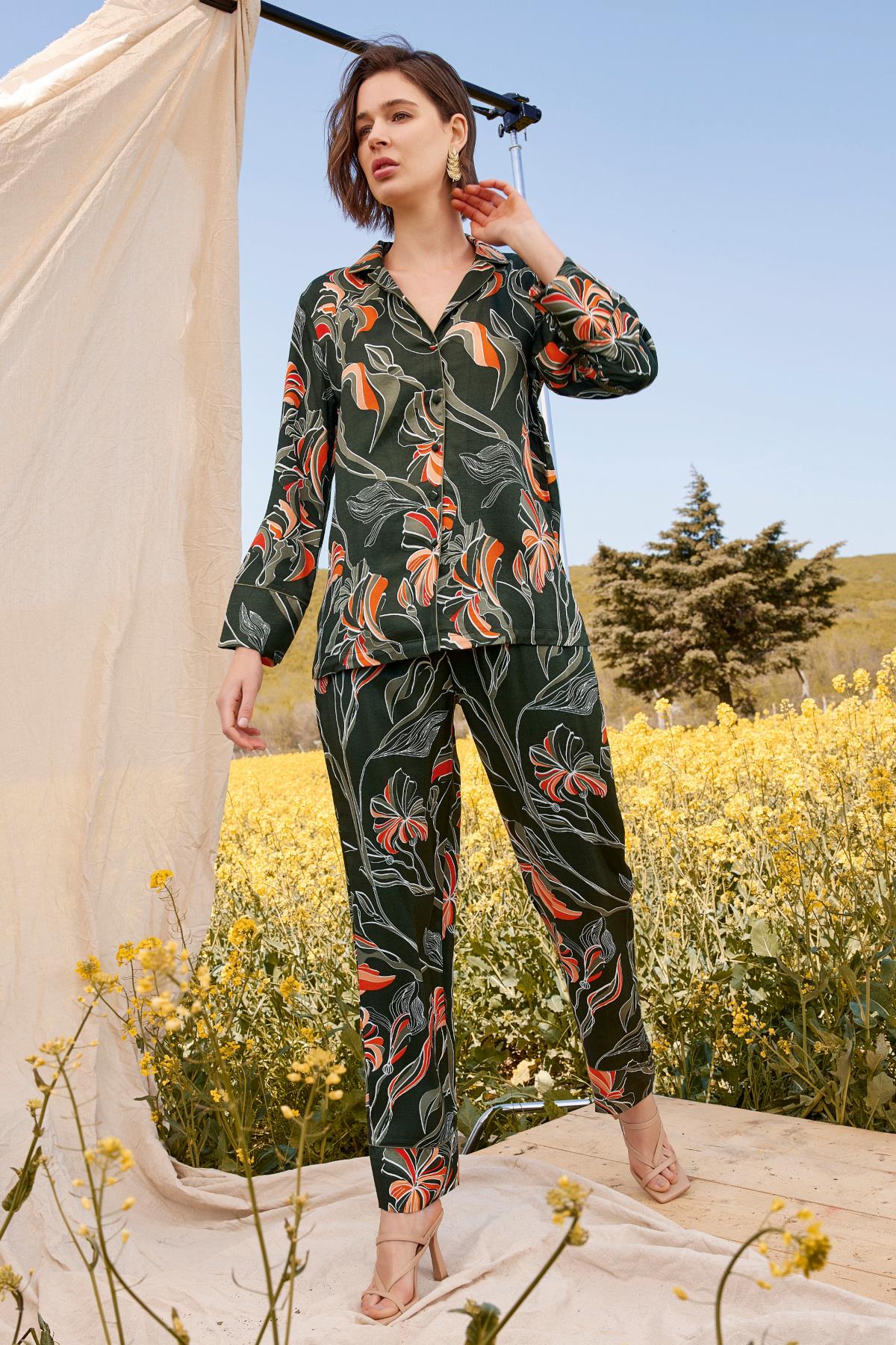 Yaprak Desenli Gömlek Yakalı Boydan Düğmeli Pijama Takımı