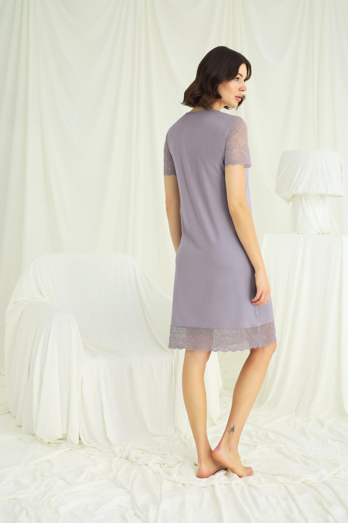 Yakası Kolu ve Omzu ve Eteği Dantelli Önü Düğmeli Gecelik