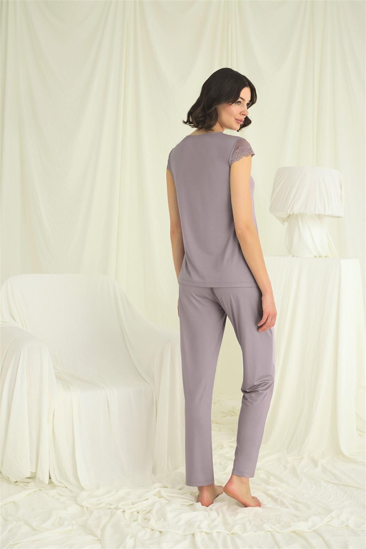 Yakası Kolu ve Omzu Dantelli Önü Düğmeli Pijama Takımı
