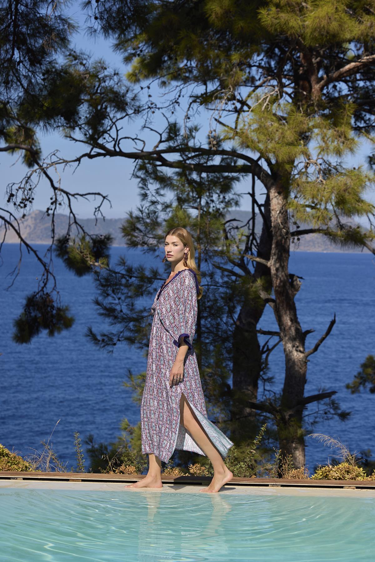 Etnik Desenli Truvakar Kollu Yırtmaçlı V Yaka Elbise