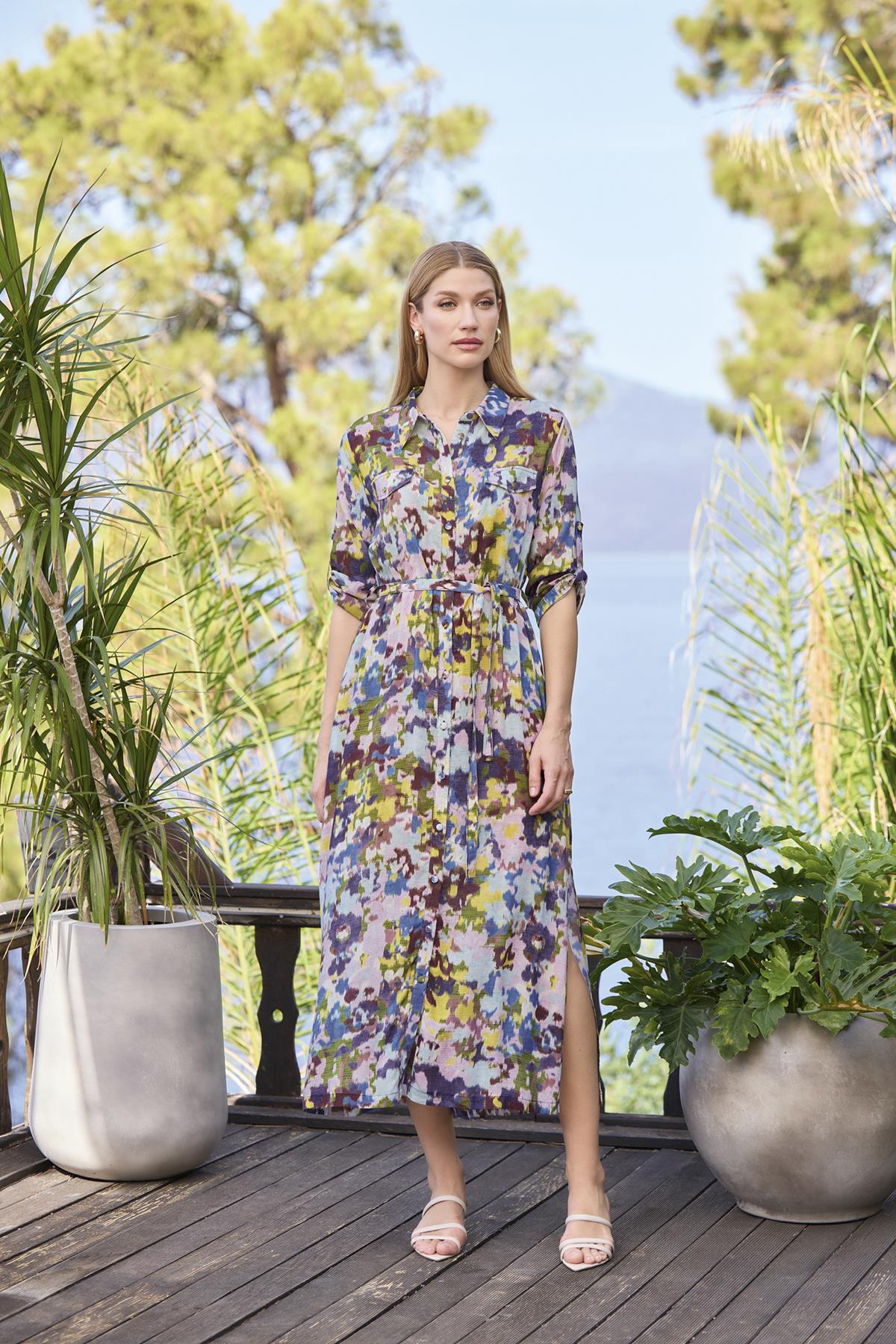 Desenli ve Yırtmaçlı Önü Düğmeli Gömlek Yaka Elbise