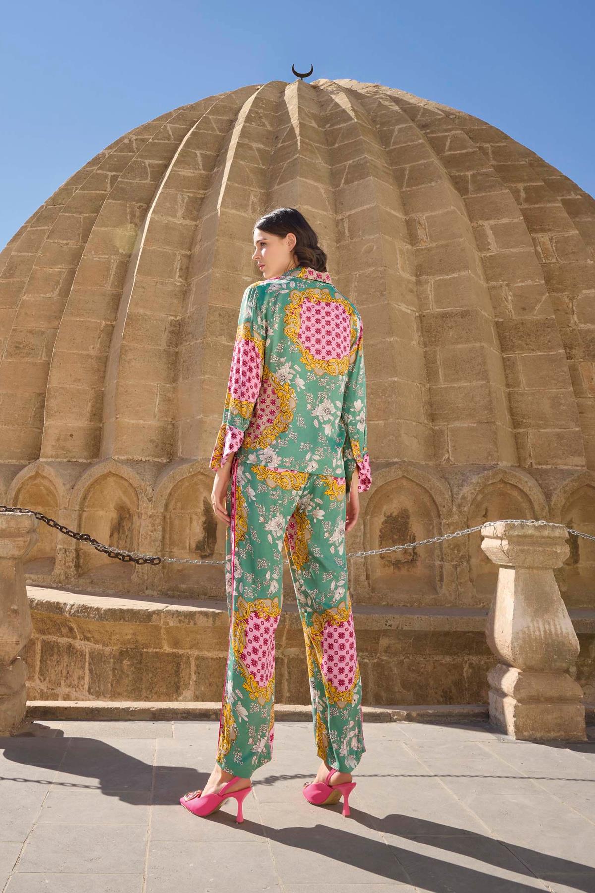 Çiçek ve Yaprak Desenli Saten Pijama Takımı