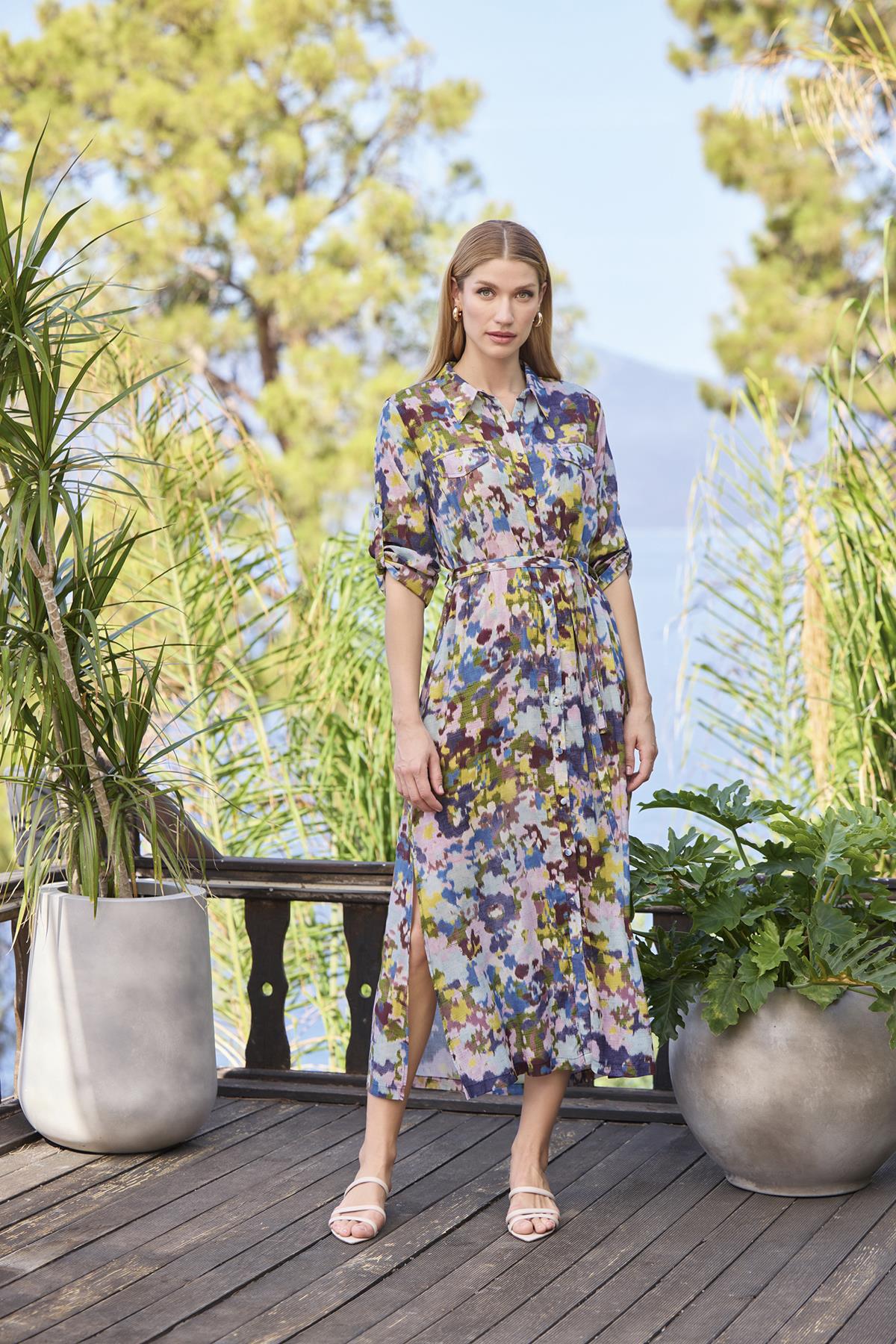 Desenli ve Yırtmaçlı Önü Düğmeli Gömlek Yaka Elbise