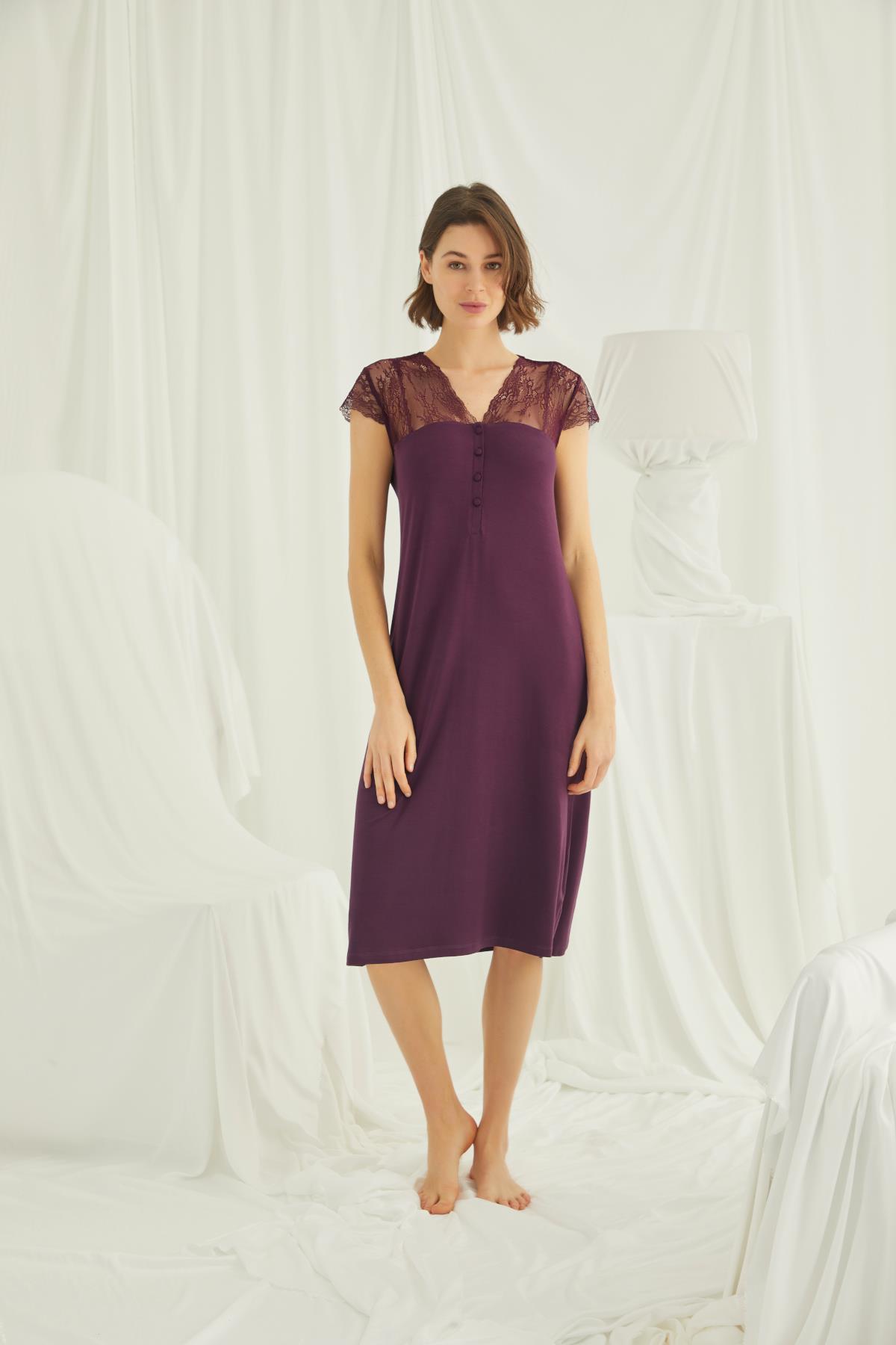 Kolu Omzu ve Yakası Dantelli Önü Düğmeli Büyük Beden Gecelik