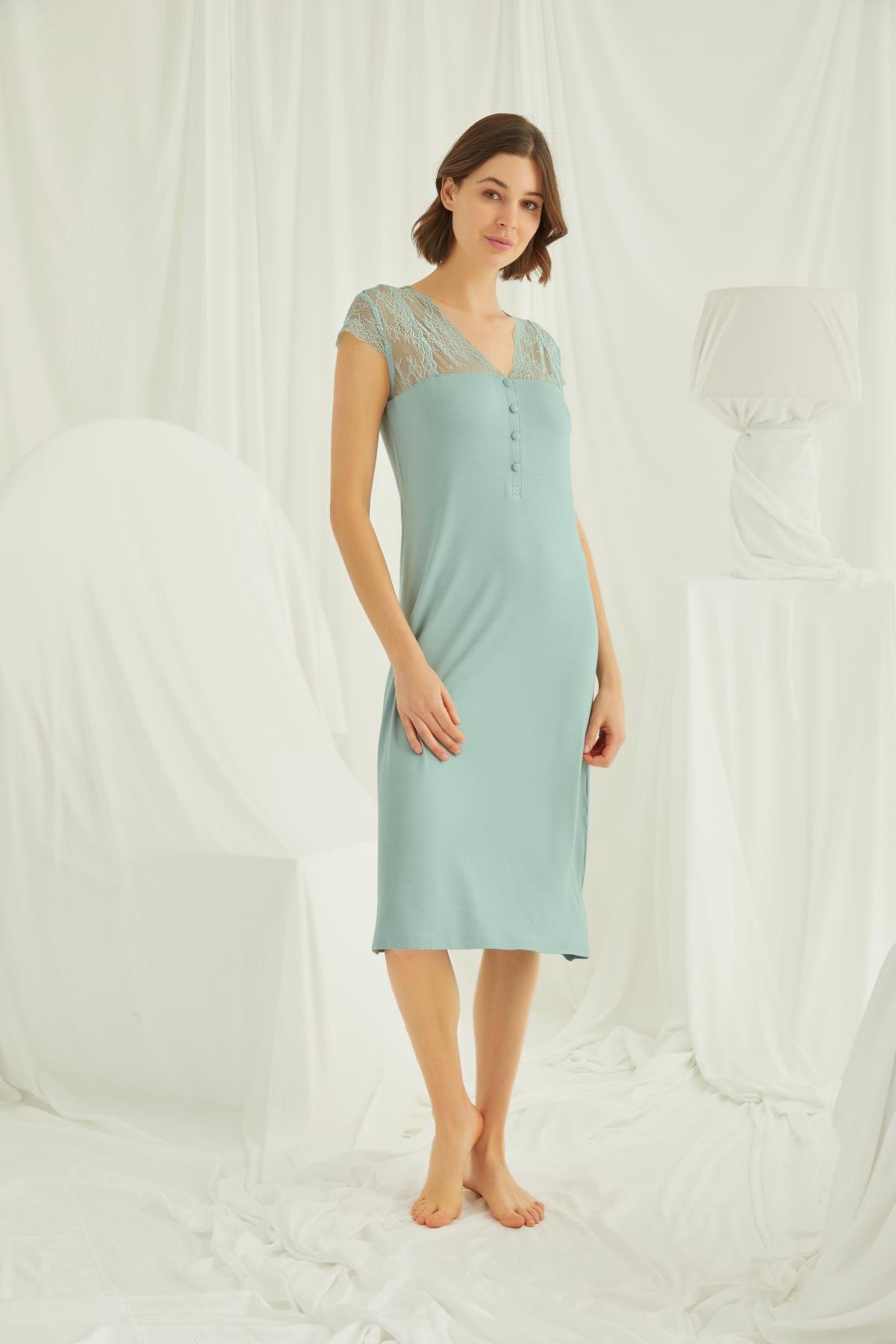 Kolu Omzu ve Yakası Dantelli Önü Düğmeli Gecelik