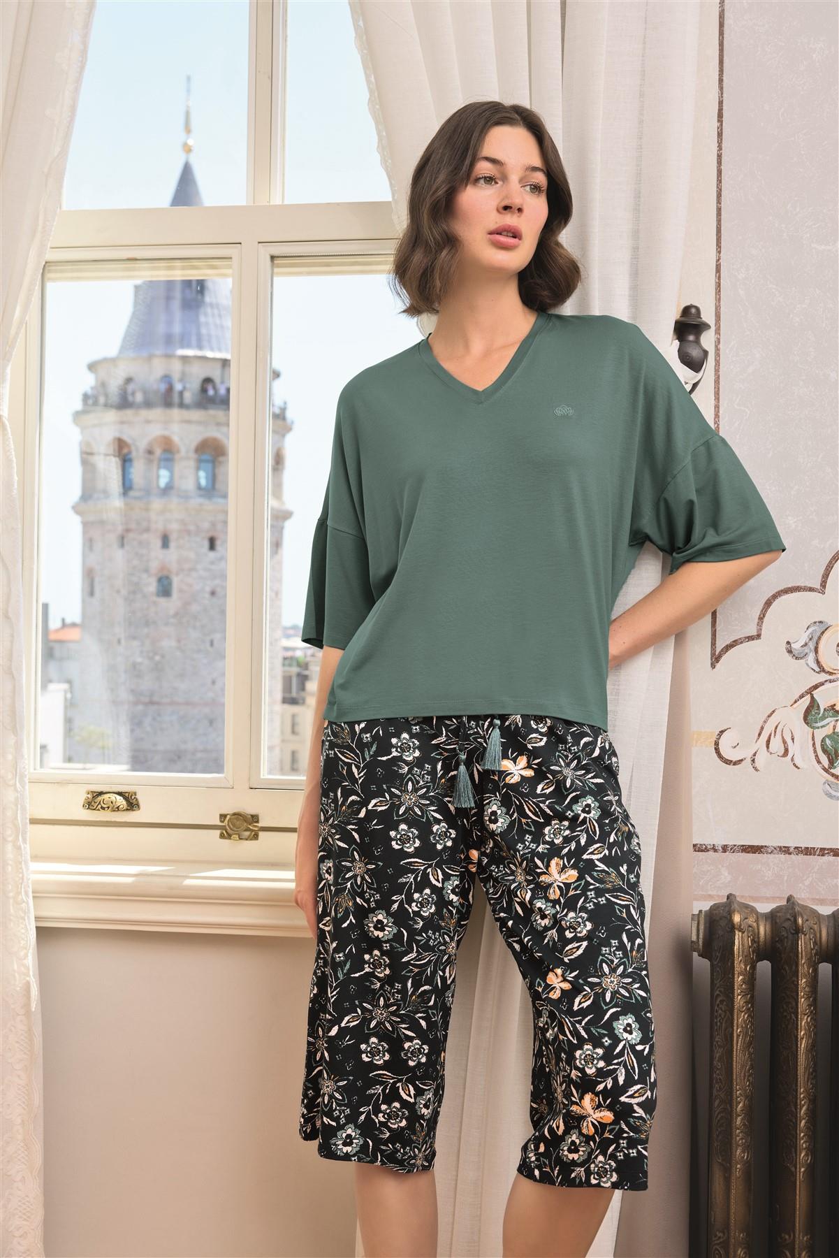Çiçek ve Yaprak Desenli V Yaka Büyük Beden Kapri Takımı